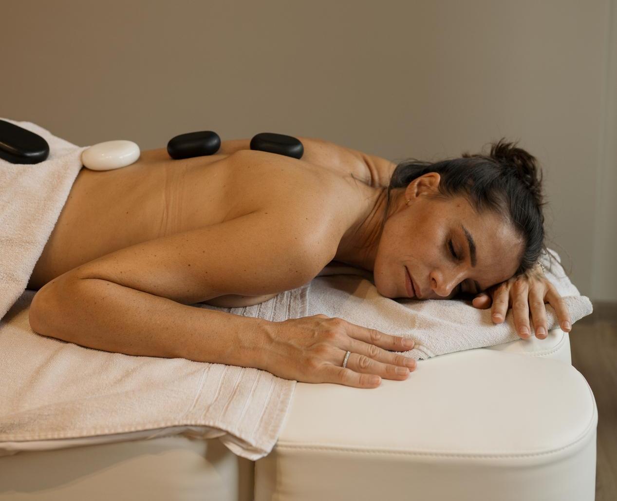 Massage_Hotstone_Frau_Spa_KraftquelleFANNY_Wellnesshotel_Allgaeu