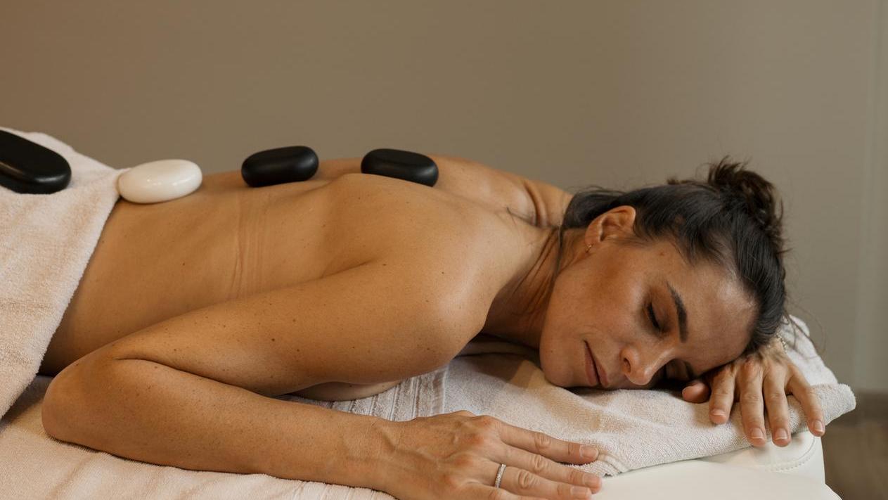 Massage_Hotstone_Frau_Spa_KraftquelleFANNY_Wellnesshotel_Allgaeu