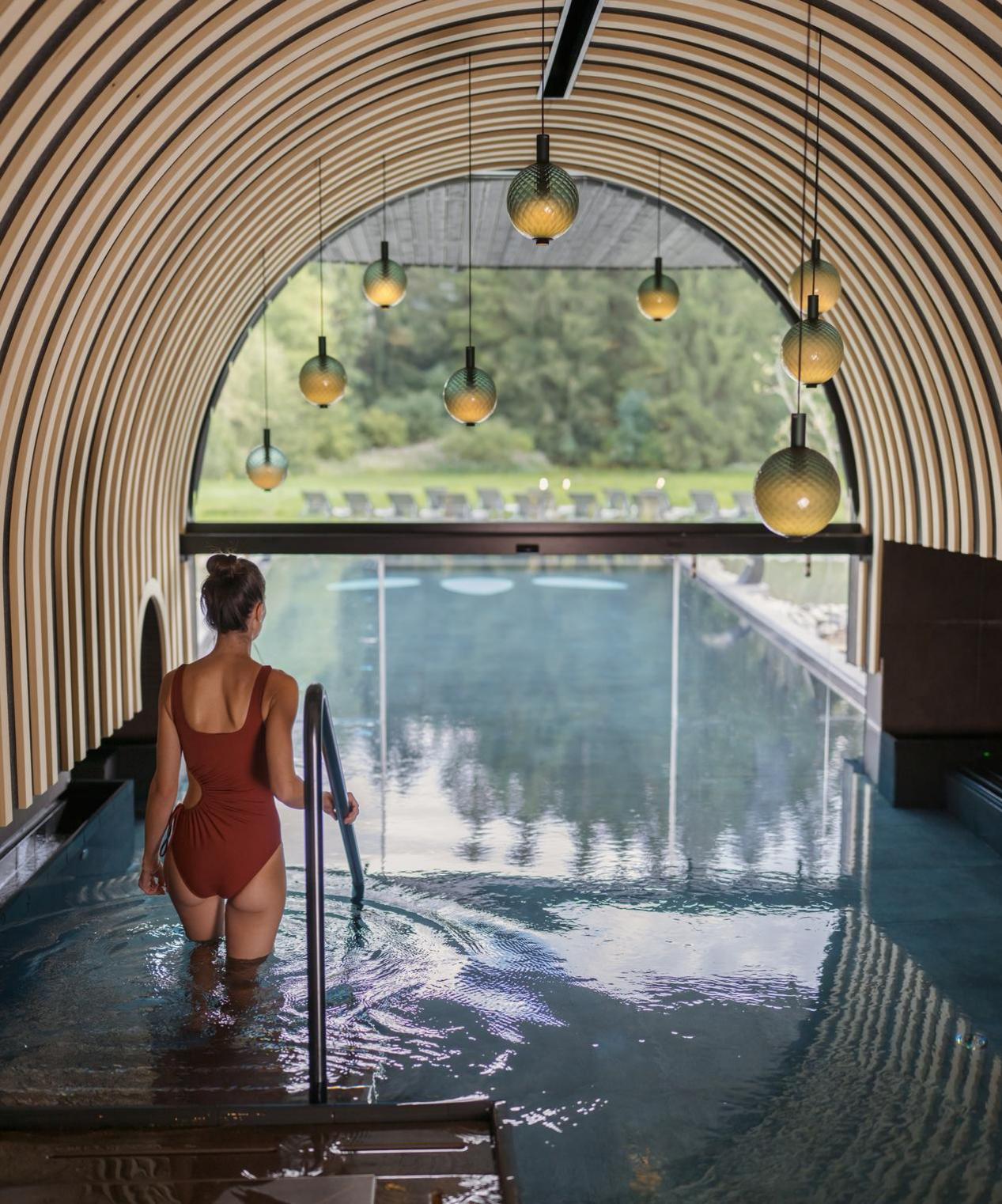 Frau_und_Mann_Pool_Spa_KraftquelleFanny_Wellnesshotel_Allgaeu