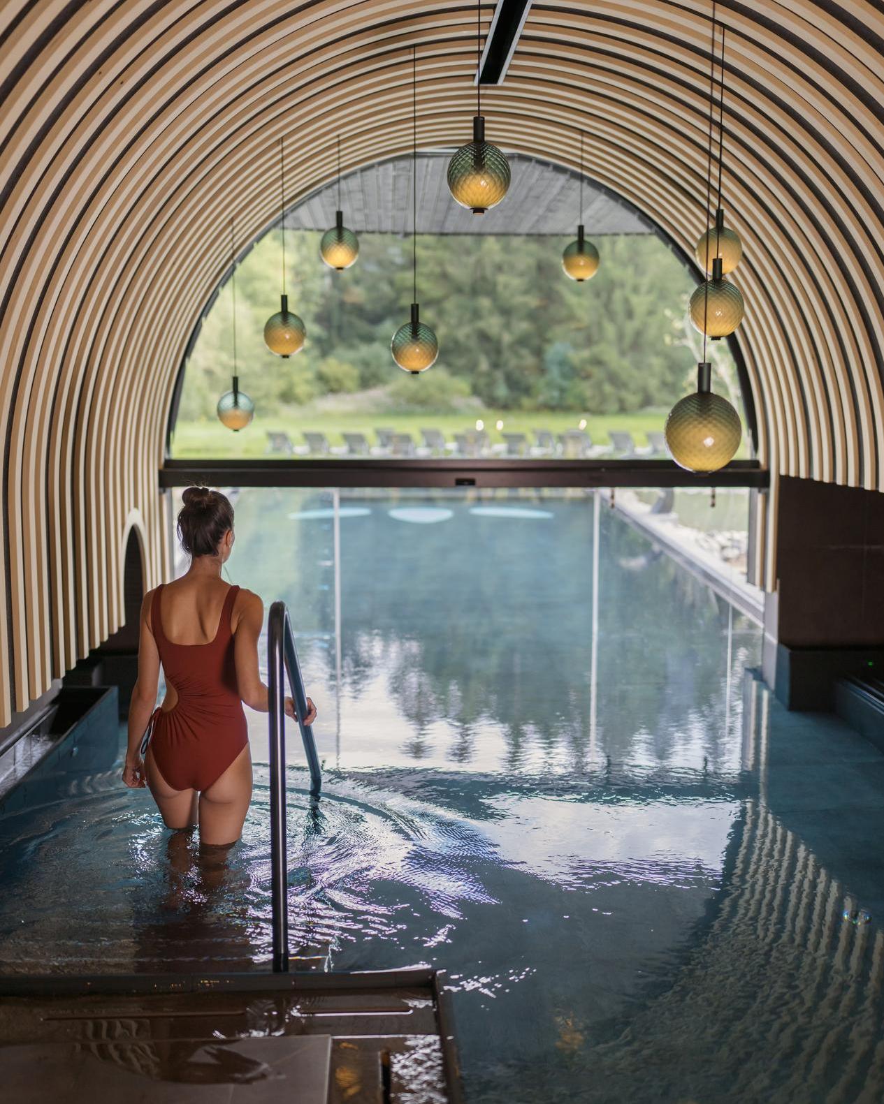Frau_und_Mann_Pool_Spa_KraftquelleFanny_Wellnesshotel_Allgaeu