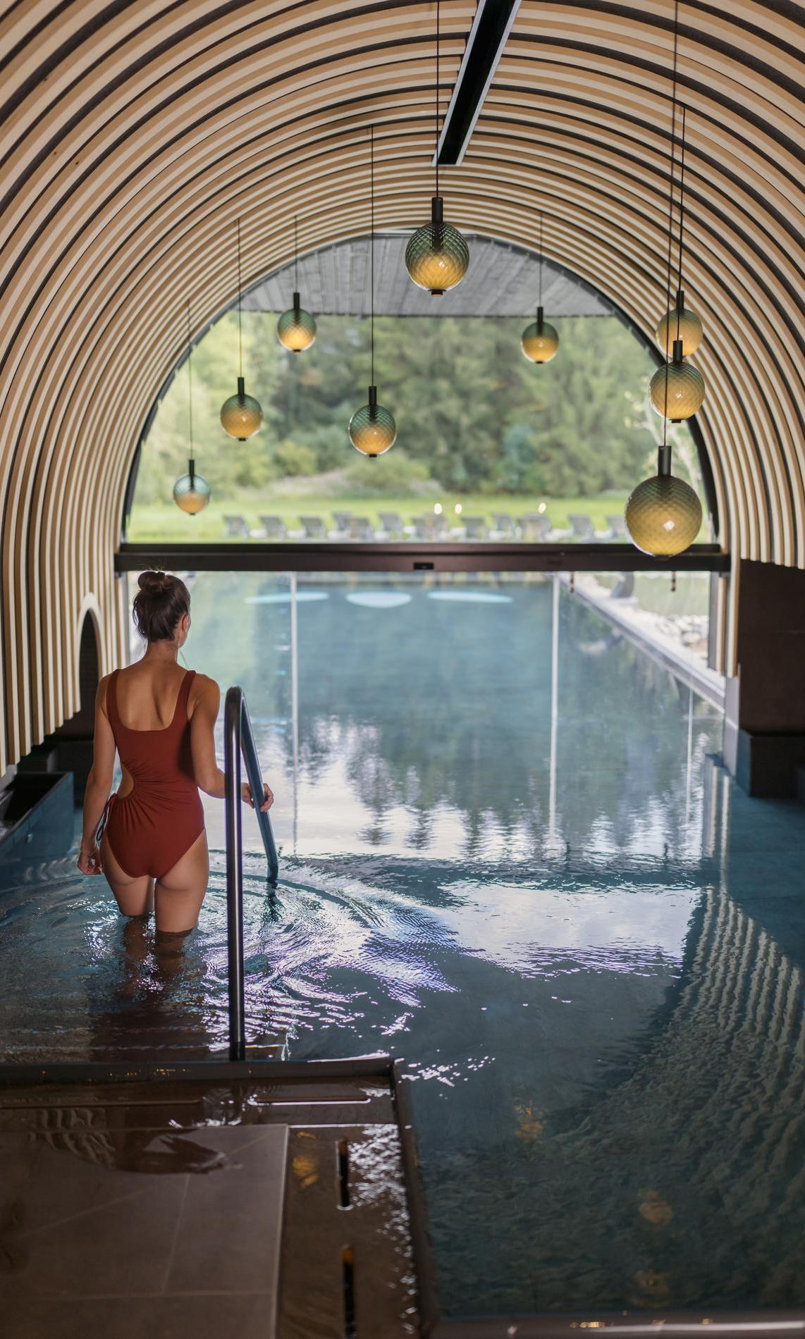 Frau_und_Mann_Pool_Spa_KraftquelleFanny_Wellnesshotel_Allgaeu