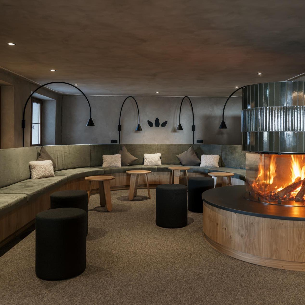 FANNYsWohnzimmer-OfenmitFeuer-Sitzecke-KraftquelleFANNY-Wellnesshotel-Allgeau