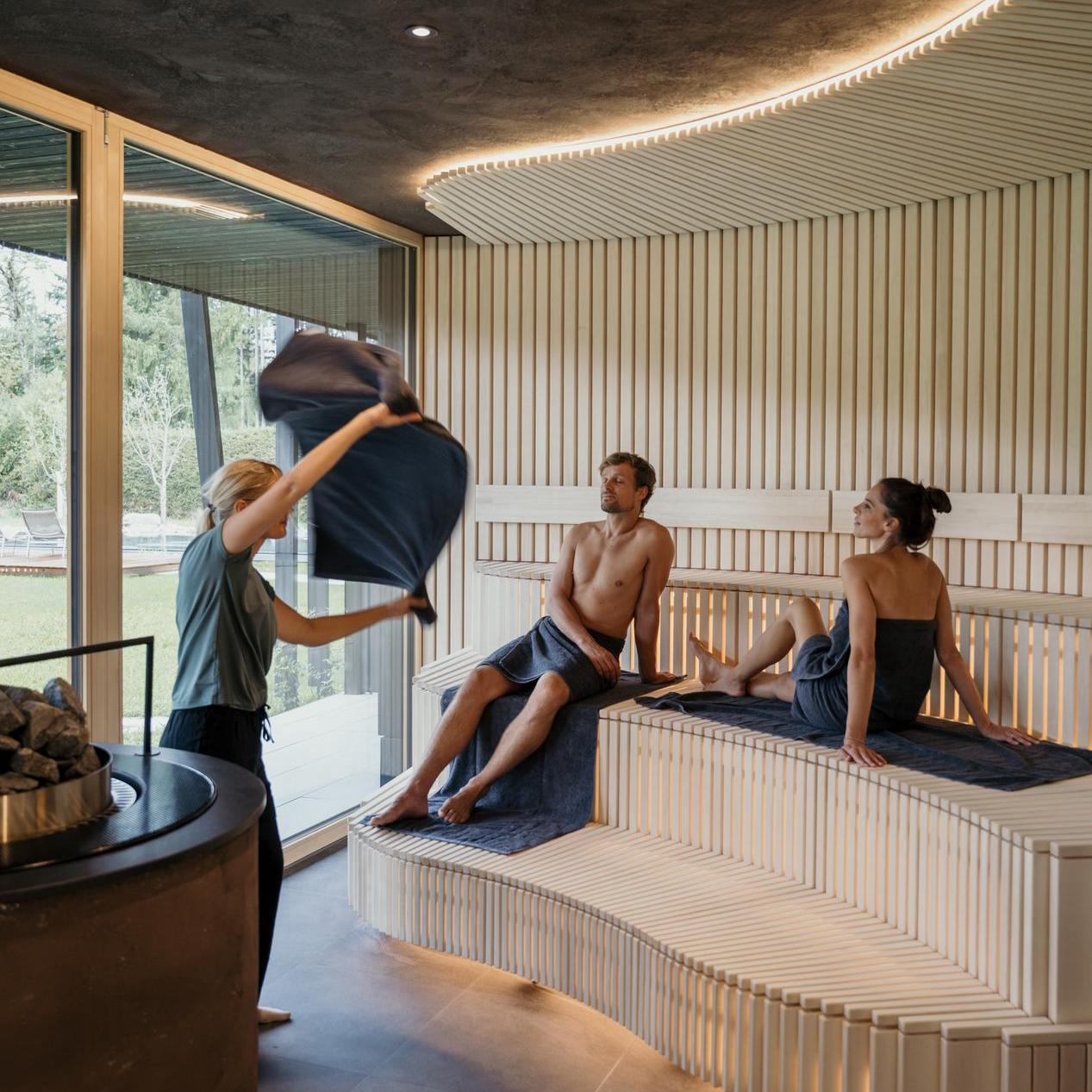 Mann-und-Frau-Sauna-Aufguss-Spa-Wellness-KraftquelleFANNY-Wellnesshotel-Allgaeu