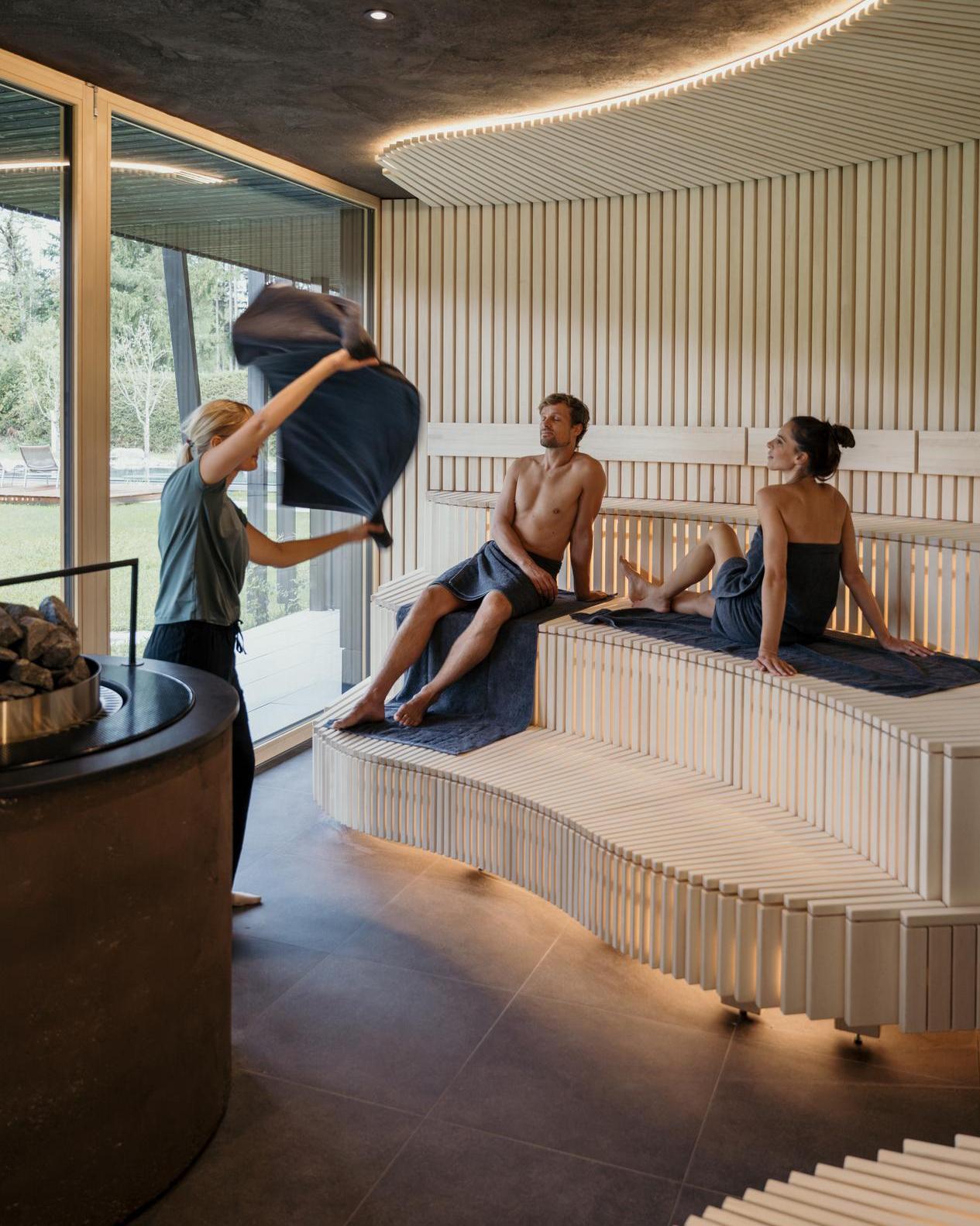 Mann-und-Frau-Sauna-Aufguss-Spa-Wellness-KraftquelleFANNY-Wellnesshotel-Allgaeu