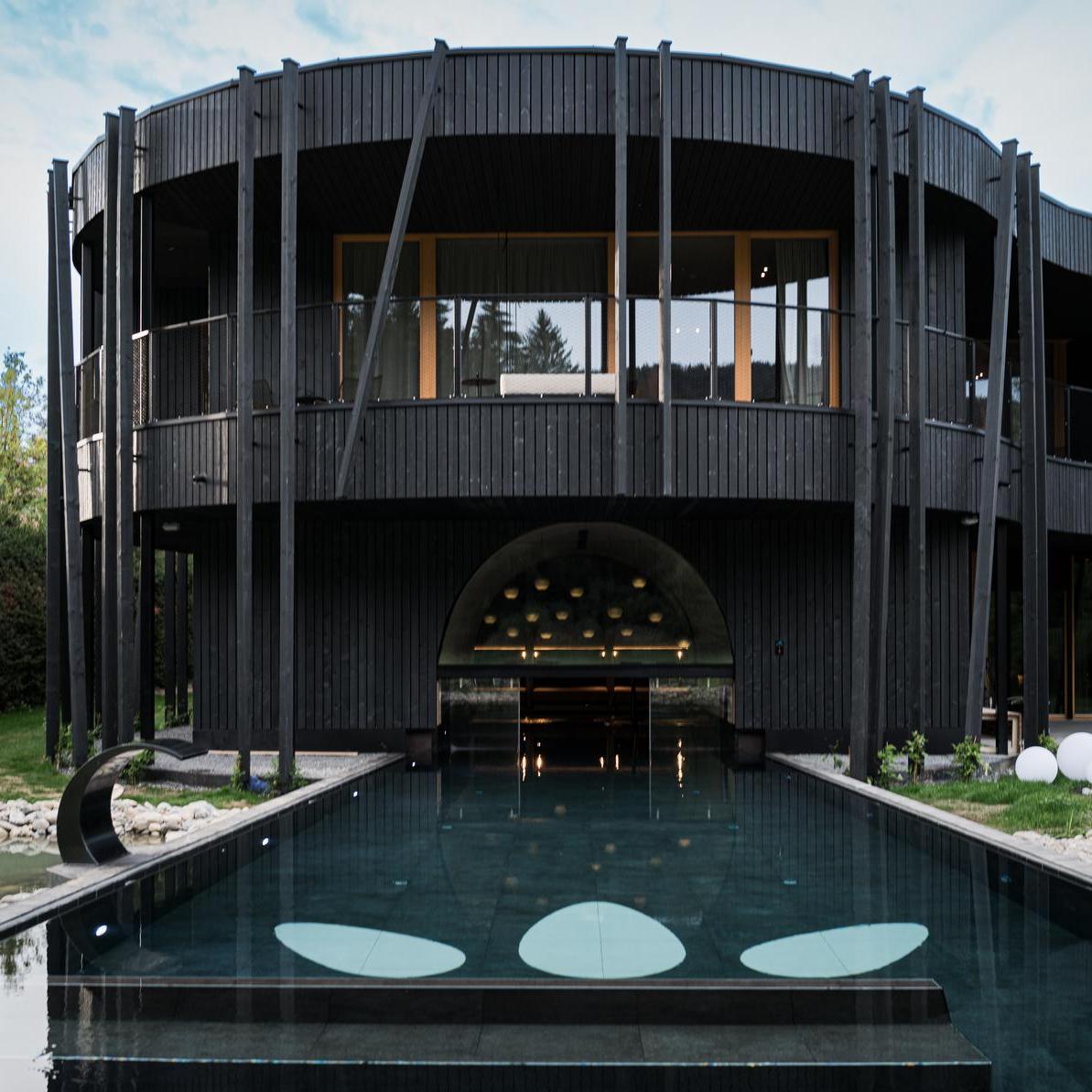 Aussenansicht-Architektur-Poolansicht-KraftquelleFANNY-Wellnesshotel-Allgäu