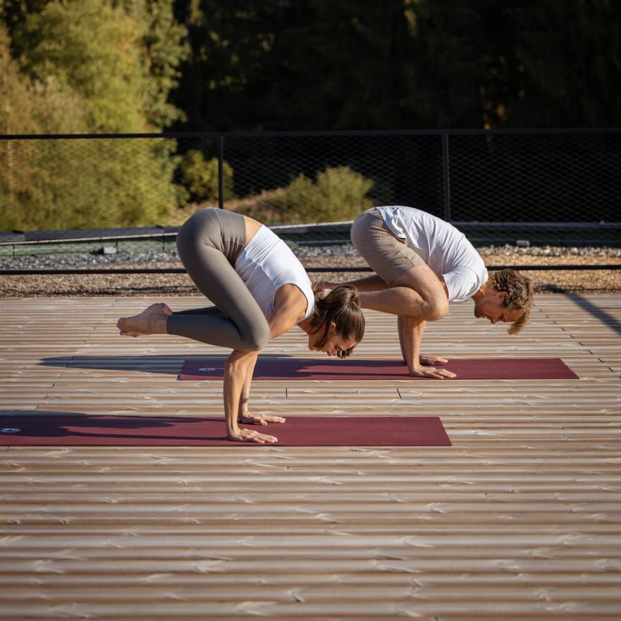 MannFrauYoga-Yoga-Dachterrasse-KraftquelleFANNY-Wellnesshotel-Allgaeu