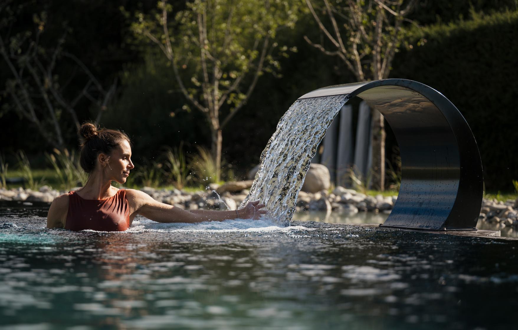 Frau_in_Pool_Außenpool_KraftquelleFANNY_Wellnesshotel_Allgaeu