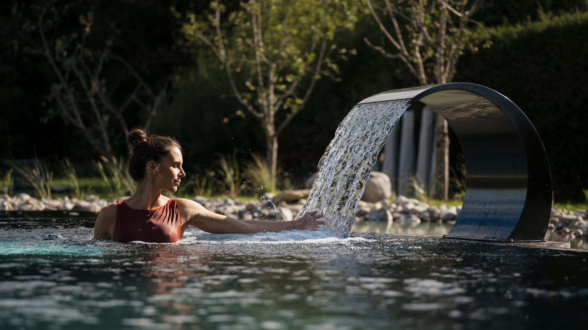 Frau_in_Pool_Außenpool_KraftquelleFANNY_Wellnesshotel_Allgaeu