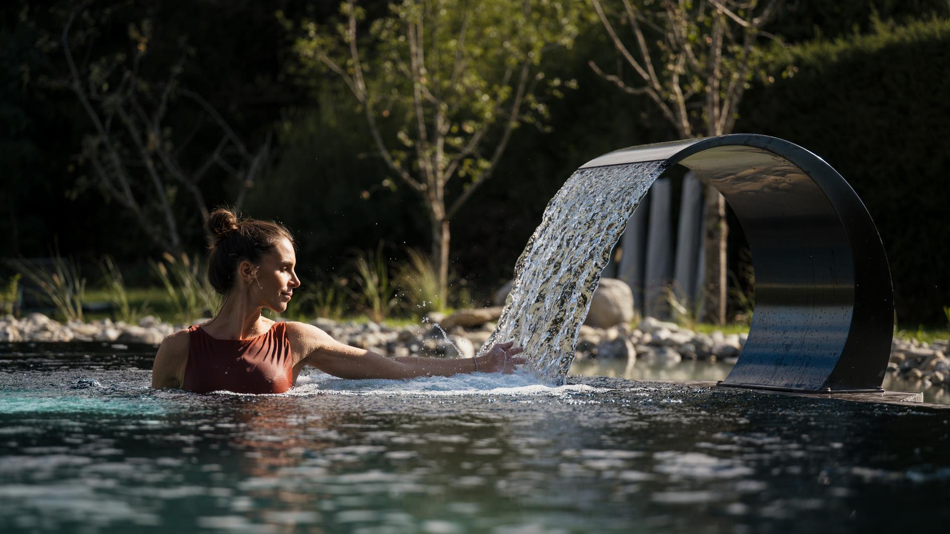 Frau_in_Pool_Außenpool_KraftquelleFANNY_Wellnesshotel_Allgaeu