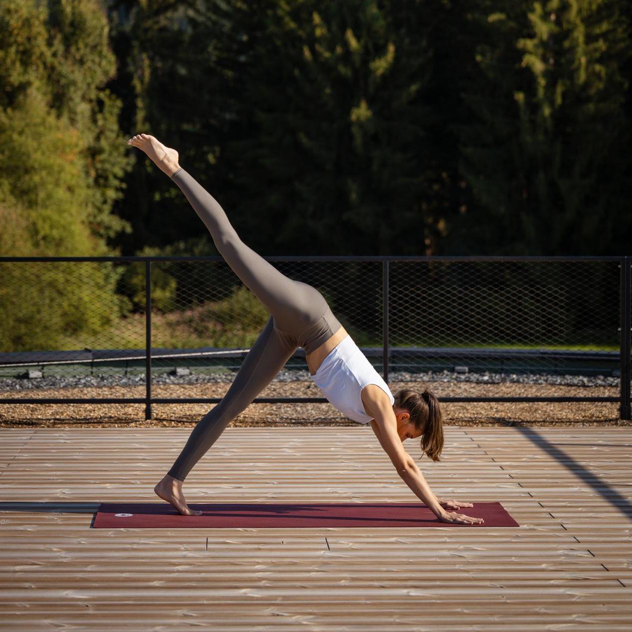 Yoga_Retreat_Frau_Dachterrasse_KraftquelleFANNY_Wellnesshotel_Allgaeu