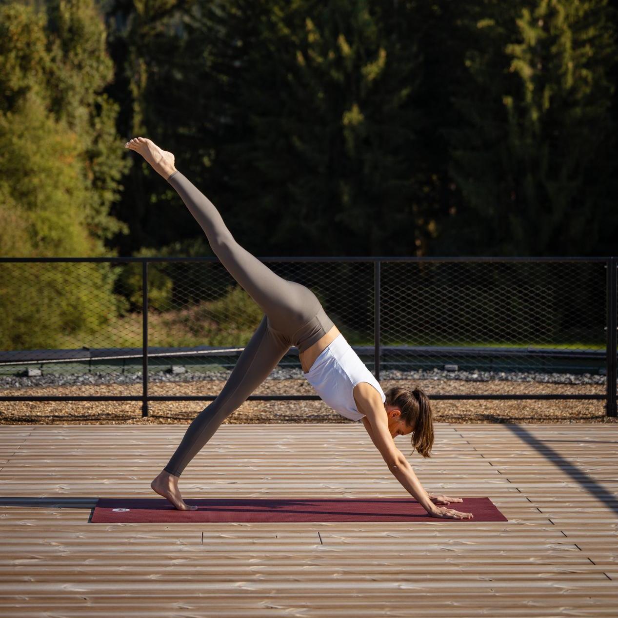 Yoga_Retreat_Frau_Dachterrasse_KraftquelleFANNY_Wellnesshotel_Allgaeu