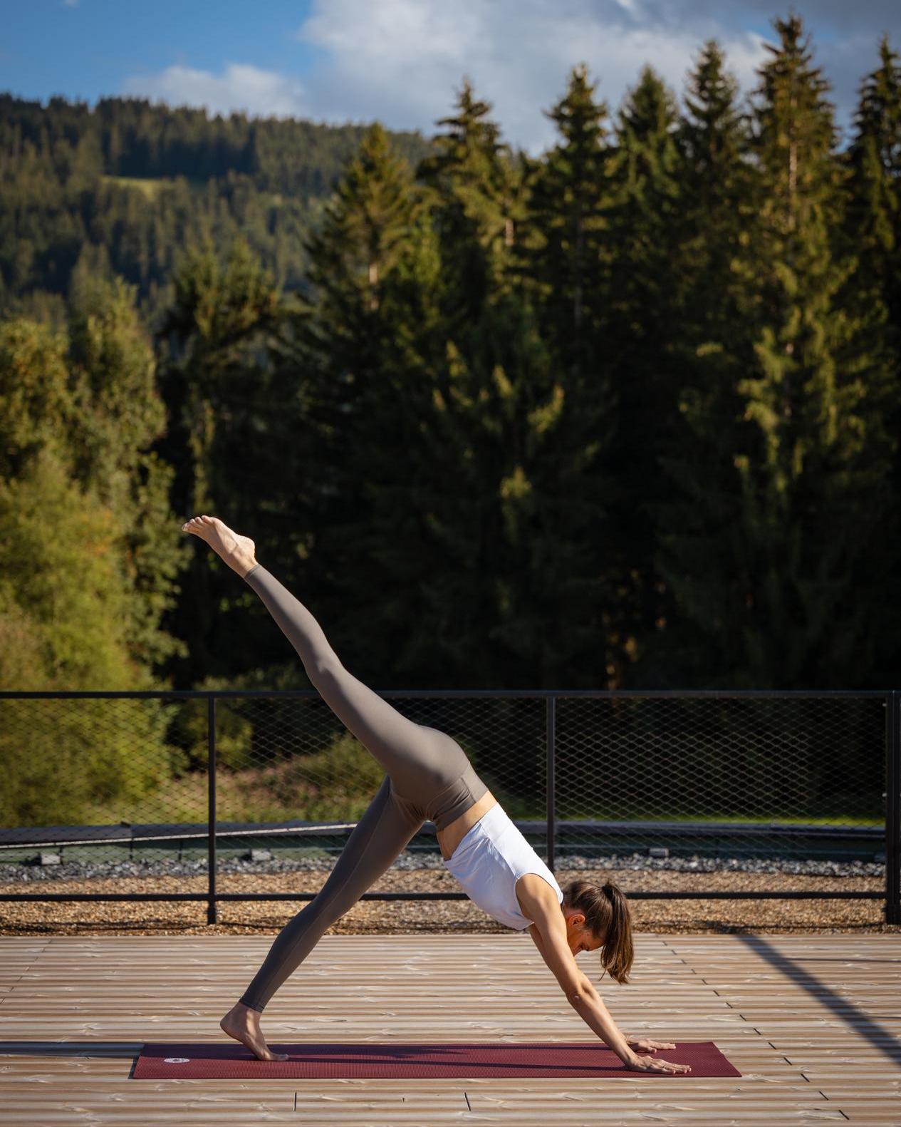 Yoga_Retreat_Frau_Dachterrasse_KraftquelleFANNY_Wellnesshotel_Allgaeu