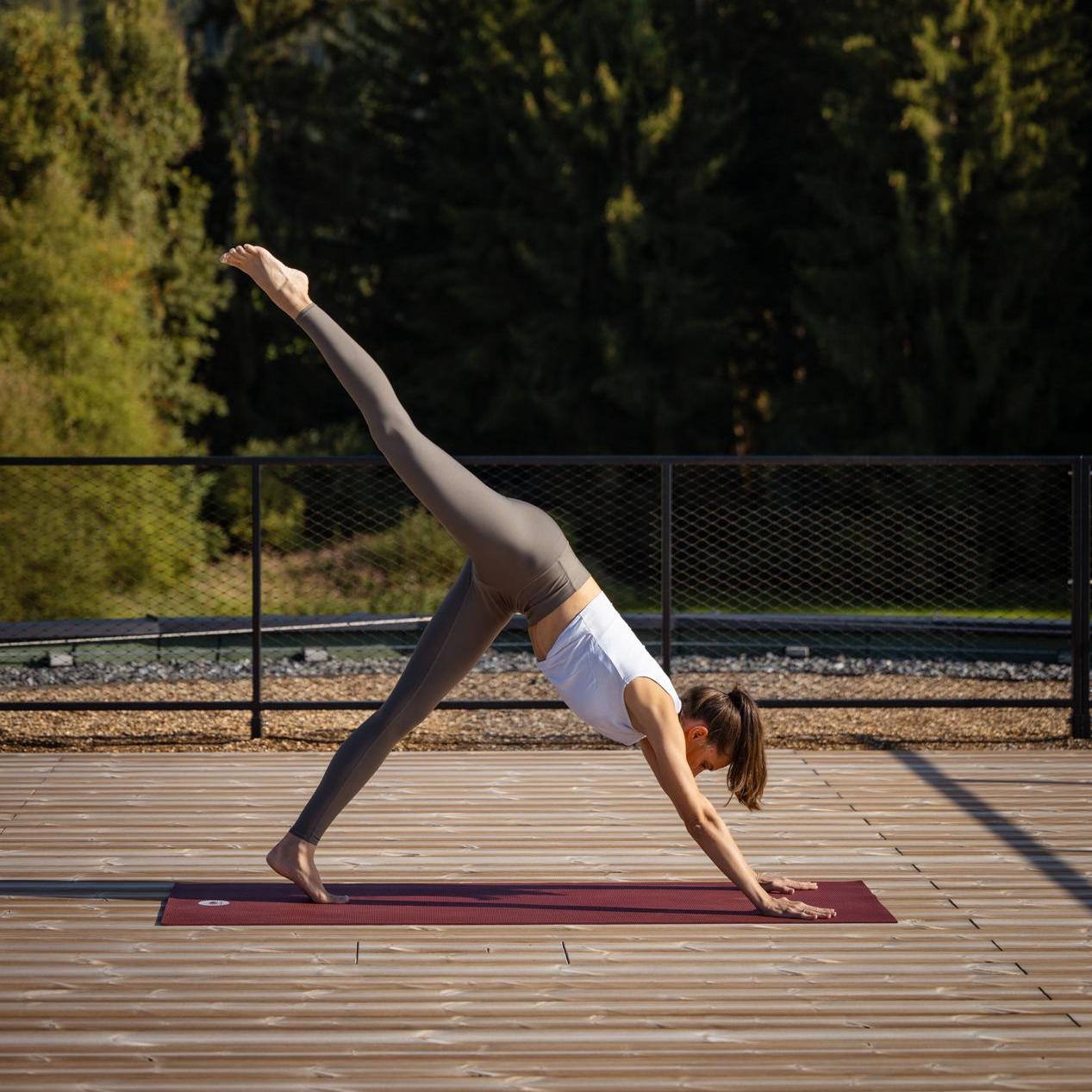 Yoga_Retreat_Frau_Dachterrasse_KraftquelleFANNY_Wellnesshotel_Allgaeu