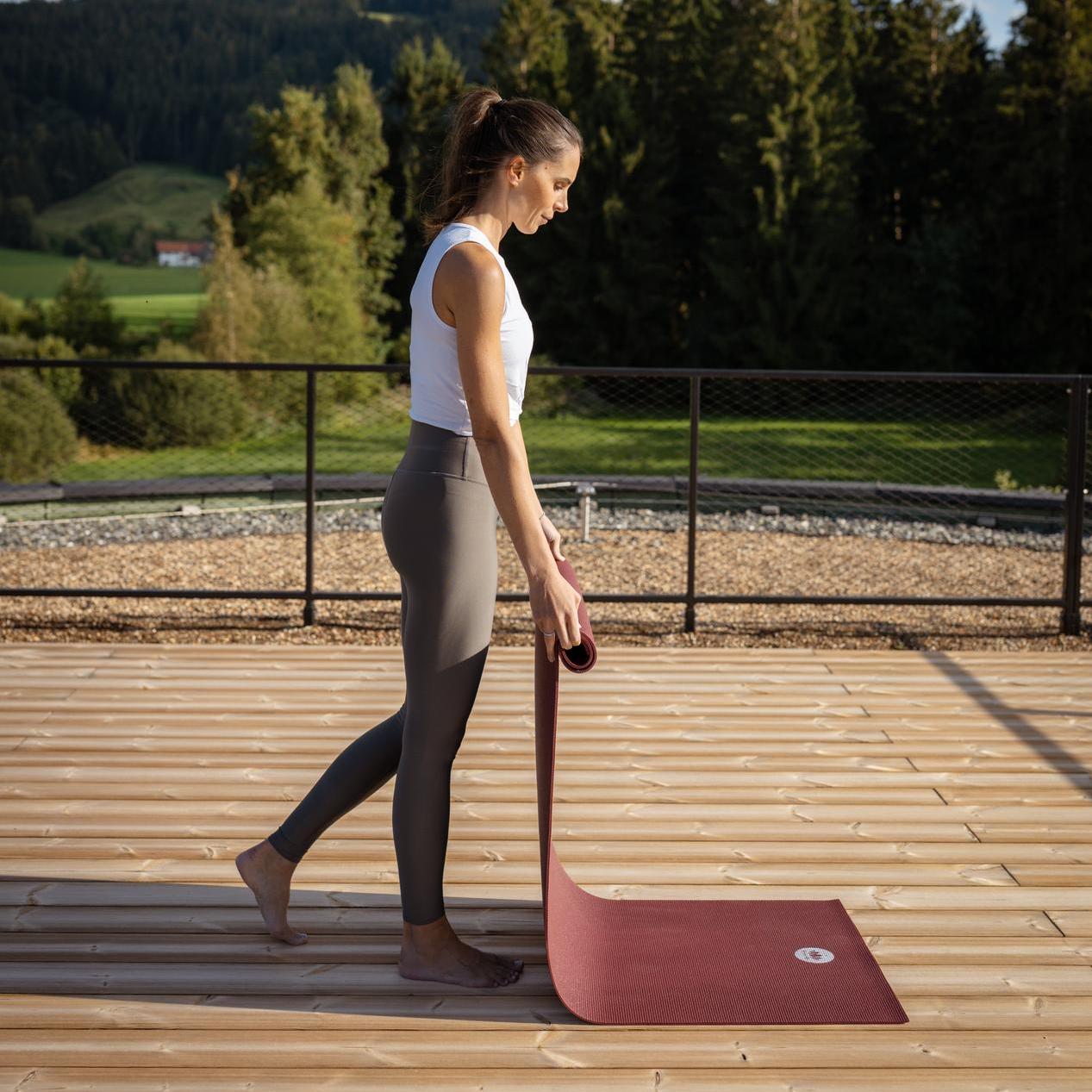 FraumitYogamatte-Yoga-Dachterrasse-KraftquelleFANNY-Wellnesshotel-Allgaeu
