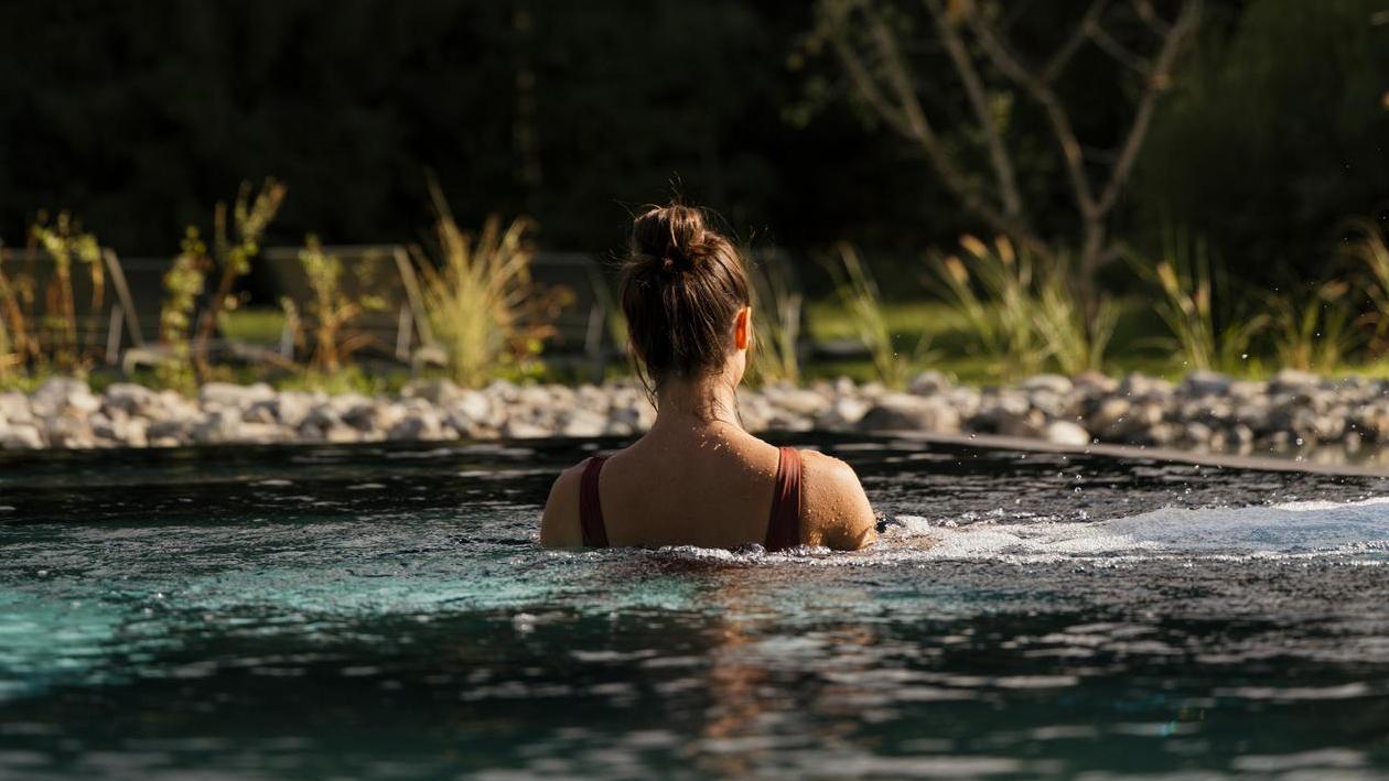 Außenpool-Frau-schwimmt-Spa-KraftquelleFANNY-Wellnesshotel-Allgaeu