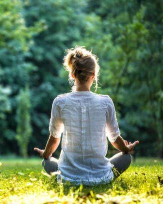 Yoga-Frau-Natur-Retreat-KraftquelleFANNY-Wellnesshotel-Allgaeu