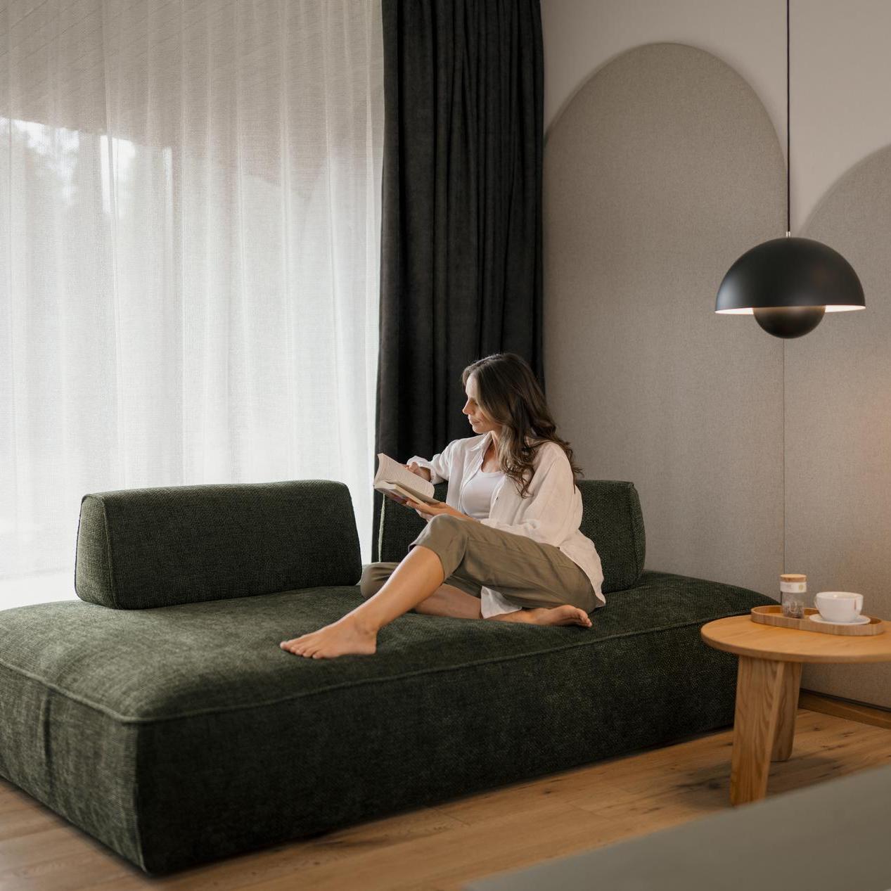 FraubeimLesen-Zimmer-Ruhe-KraftquelleFANNY-Wellnesshotel-Allgaeu