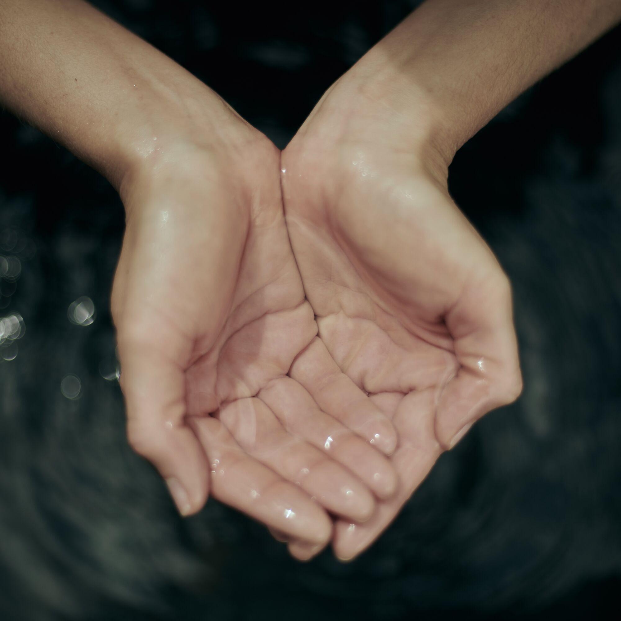 Wasserschoepfen-HaendemitWasser-KraftquelleFANNY-Wellnesshotel-Allgaeu