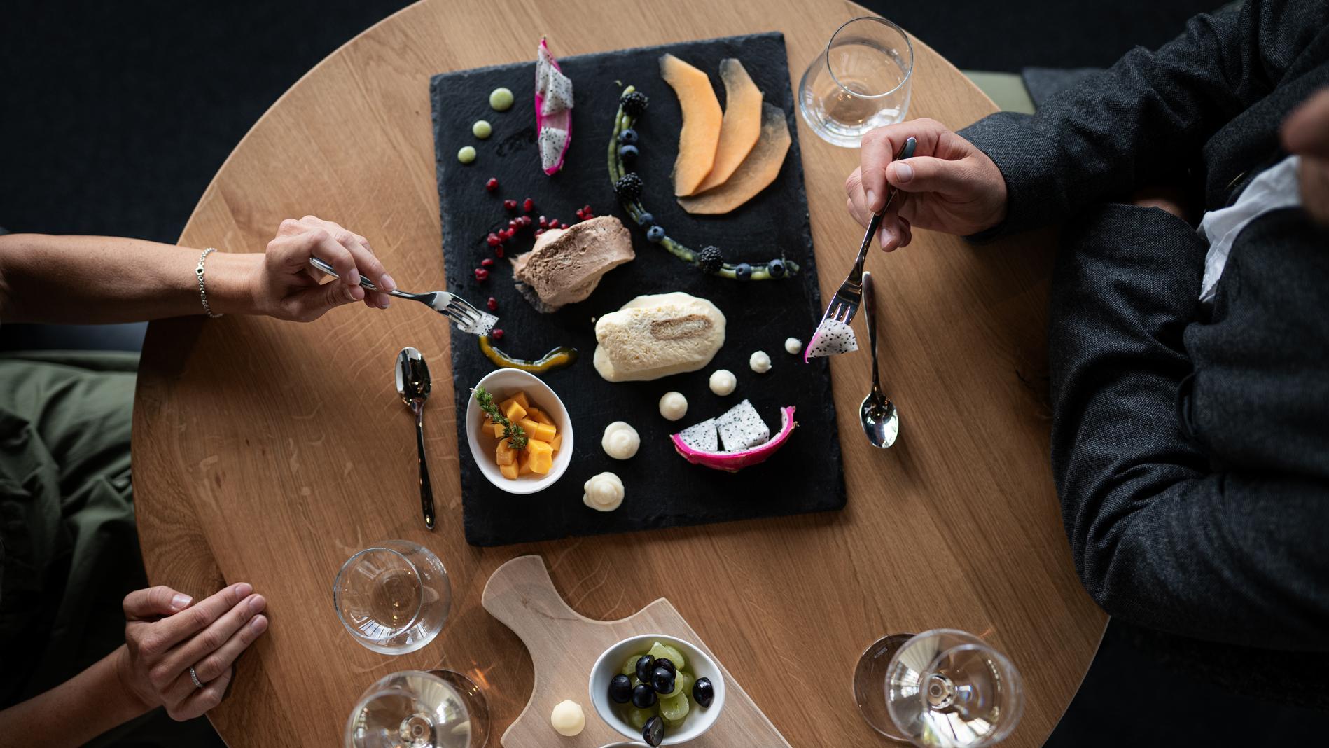 Paar-am_Tisch-Essen-Dessert-Restaurant-Xavers-Genuss-Kulinarik-KraftquelleFANNY-Wellnesshotel-Allgaeu