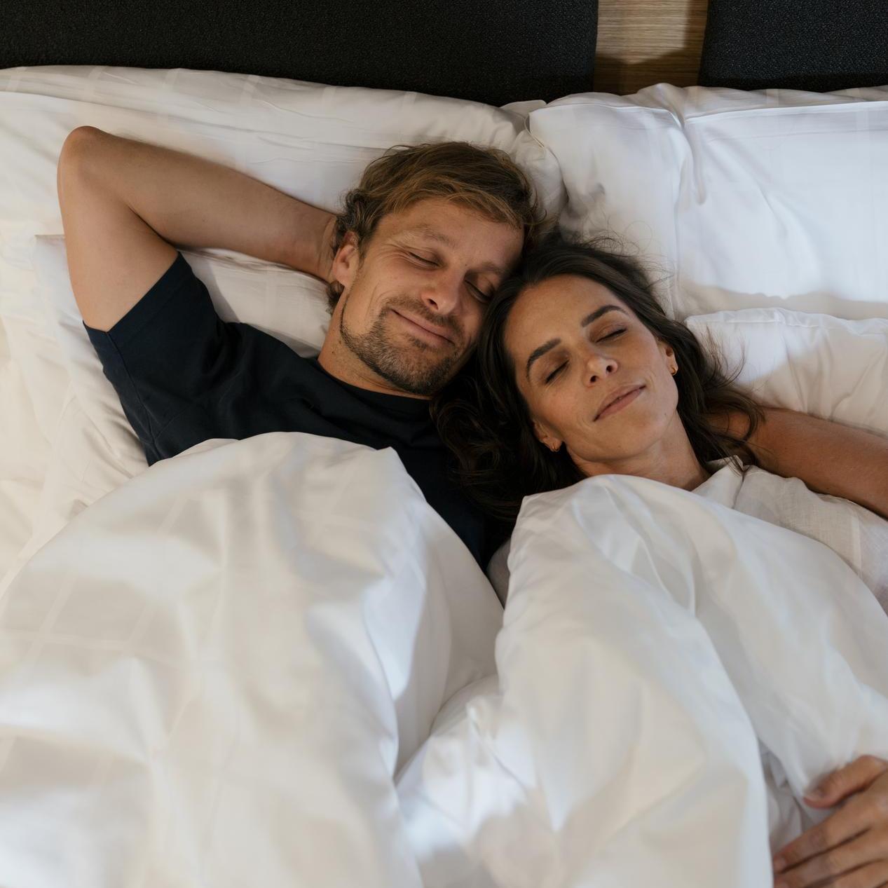 Zimmer_Mann_Frau_Schlafen_KraftquelleFANNY_Wellnesshotel_Allgaeu