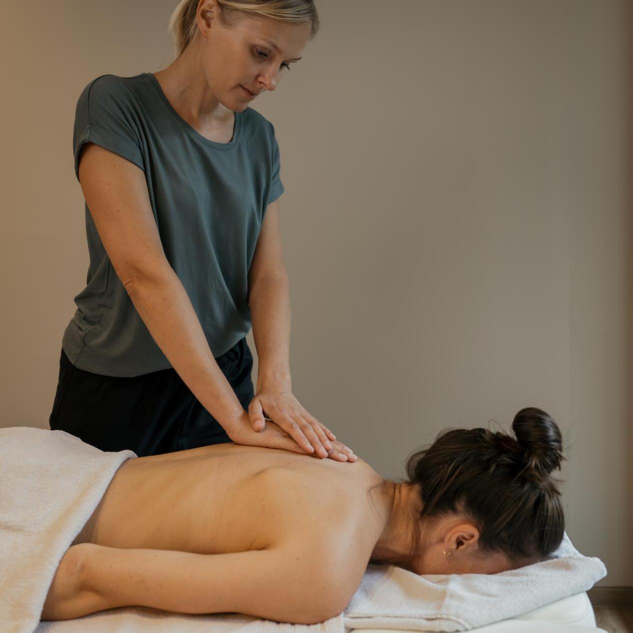 Massage_zwei_Frauen_KraftquelleFanny_Wellnesshotel_Allgaeu