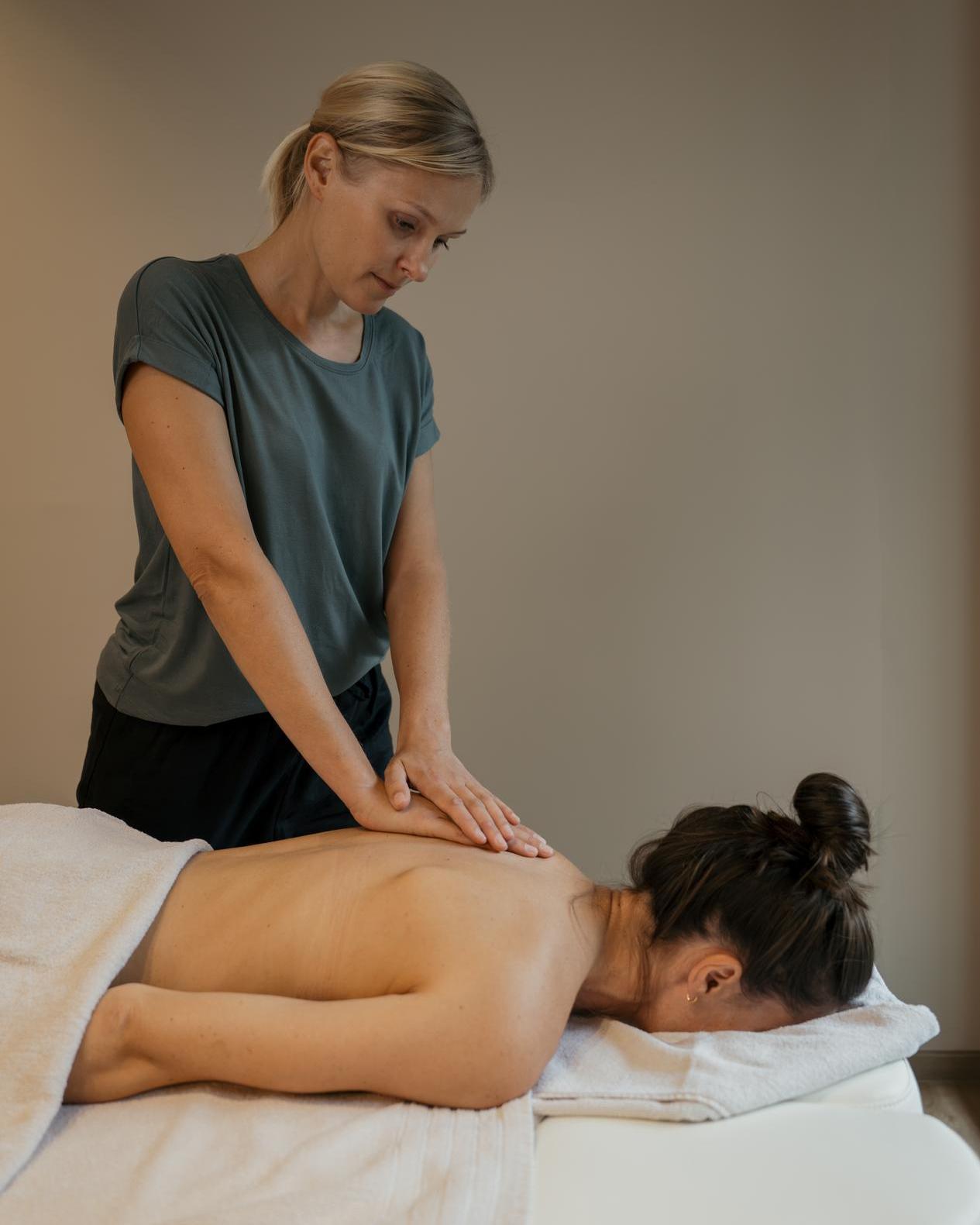 Massage_zwei_Frauen_KraftquelleFanny_Wellnesshotel_Allgaeu