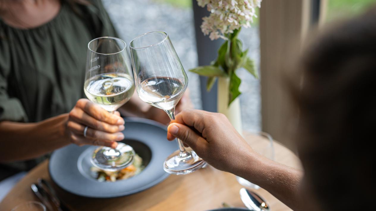 Paar-Weingläser-anstossen-Restaurant-Xavers-Genuss-Kulinarik-KraftquelleFANNY-Wellnesshotel-Allgaeu