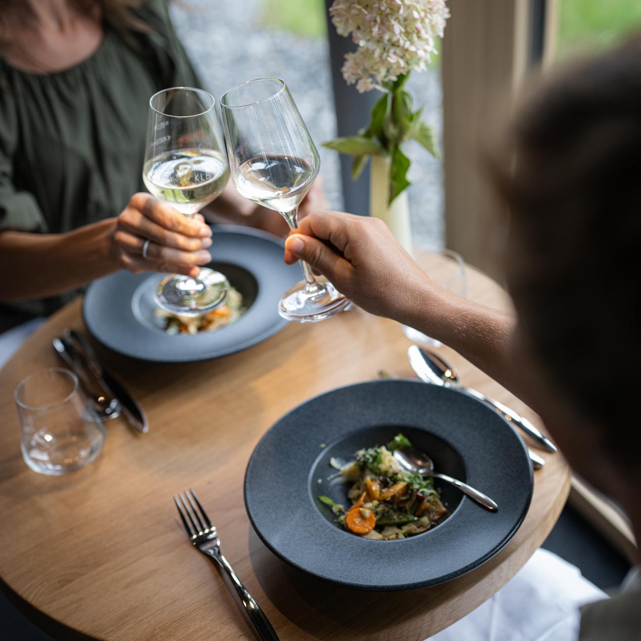 Paar-Weingläser-anstossen-Restaurant-Xavers-Genuss-Kulinarik-KraftquelleFANNY-Wellnesshotel-Allgaeu