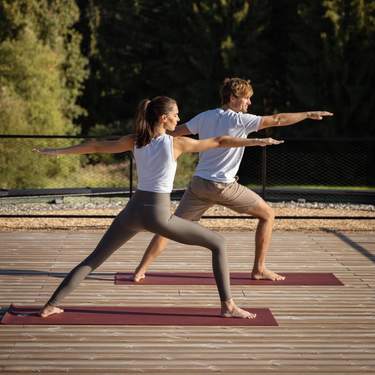 Yoga_Mann_Frau_Dachterrasse_KraftquelleFANNY_Wellnesshotel_Allgaeu