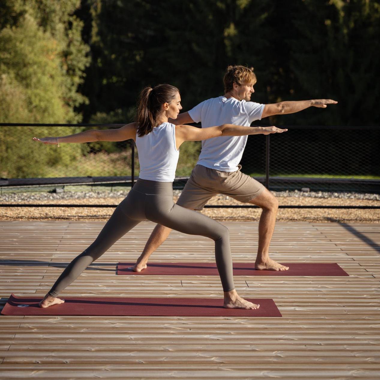 Yoga_Mann_Frau_Dachterrasse_KraftquelleFANNY_Wellnesshotel_Allgaeu