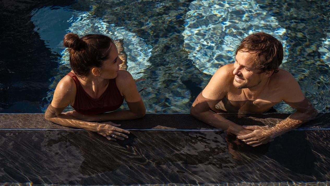 PaarimPool-Outdoorpool-Spa-KraftquelleFANNY-Wellnesshotel-Allgaeu