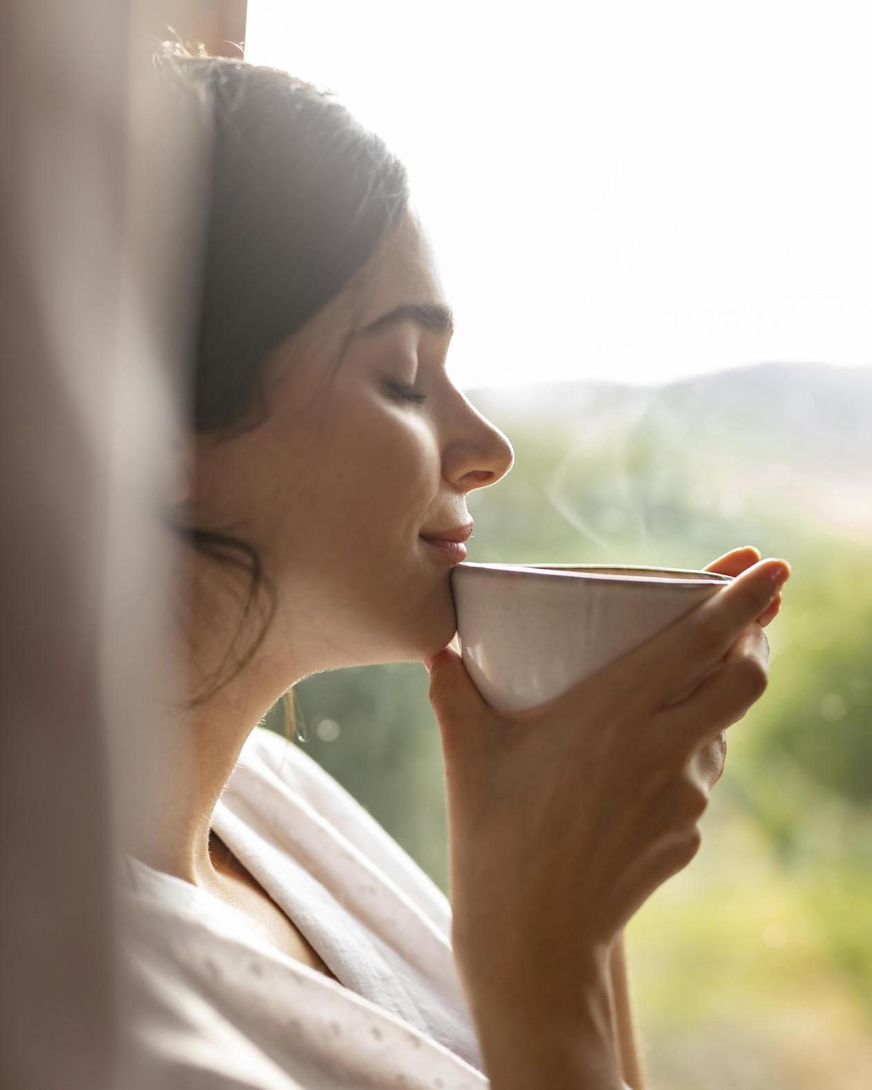 Closeup-Frau-trinkt-kaffee-Achtsamkeit-KraftquelleFANNY-Wellnesshotel-Allgaeu
