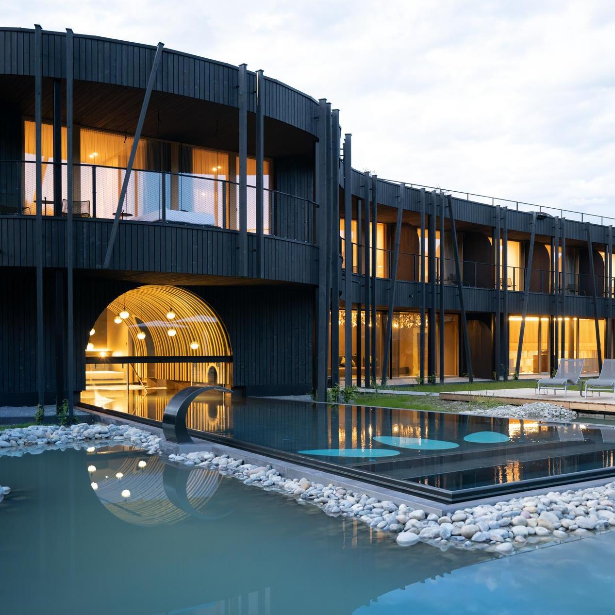 Gebaeude-Aussenansicht-Abendstimmung-KraftquelleFANNY-Wellnesshotel-Allgaeu