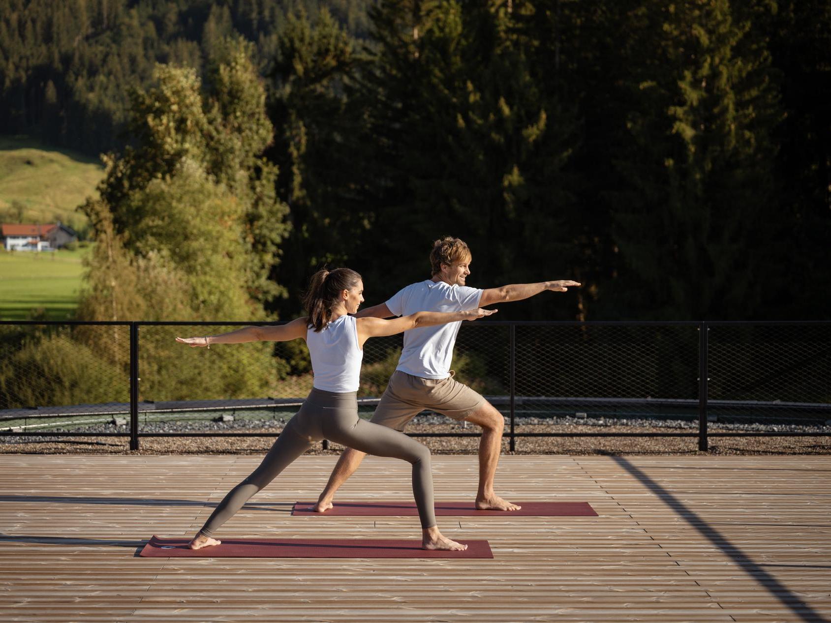 Yoga-MannundFrau-Retreat-Dachterrasse-KraftquelleFANNY-Wellnesshotel-Allgaeu