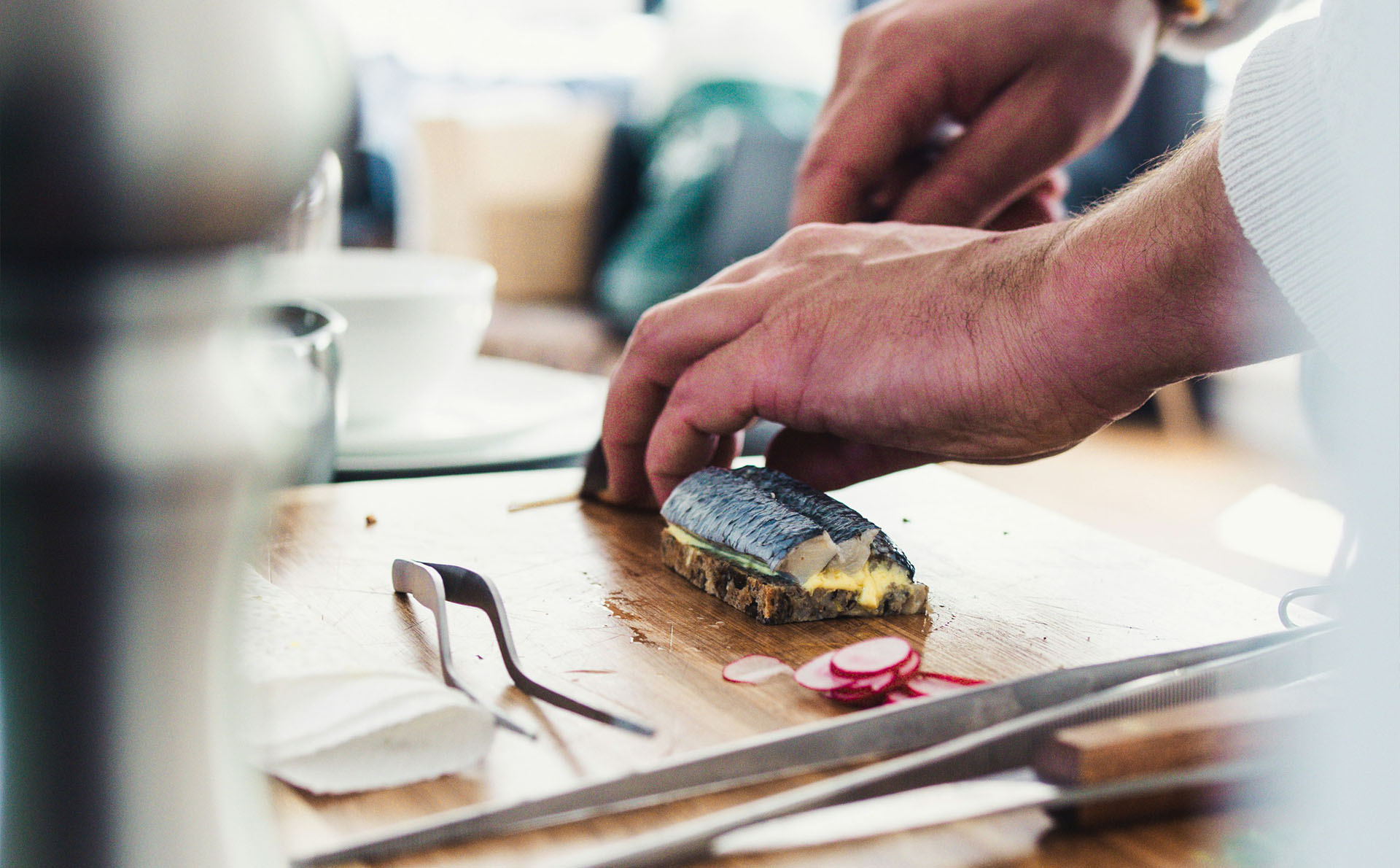 Koch richtet eine Vorspeise in der Küche an