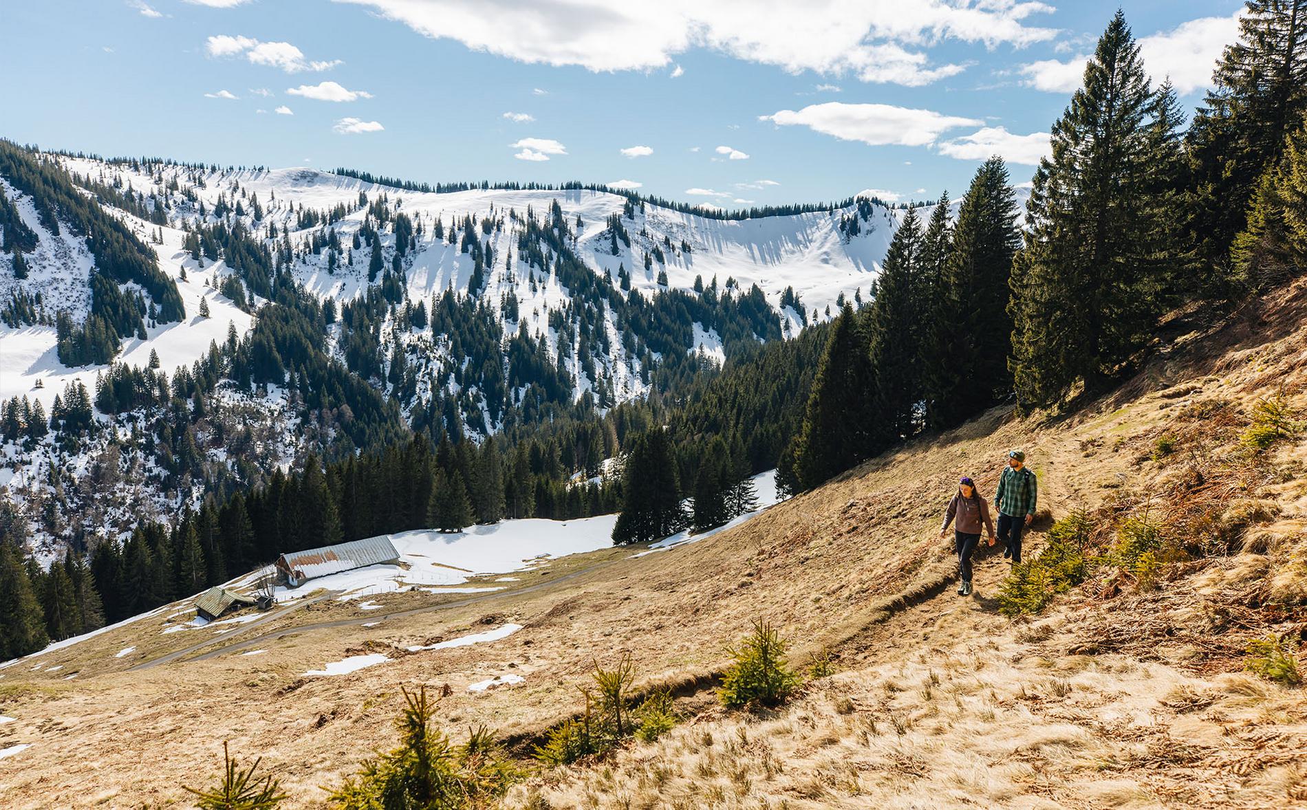 Winterwanderer im Allgäu mit Blick auf verschneite Berge