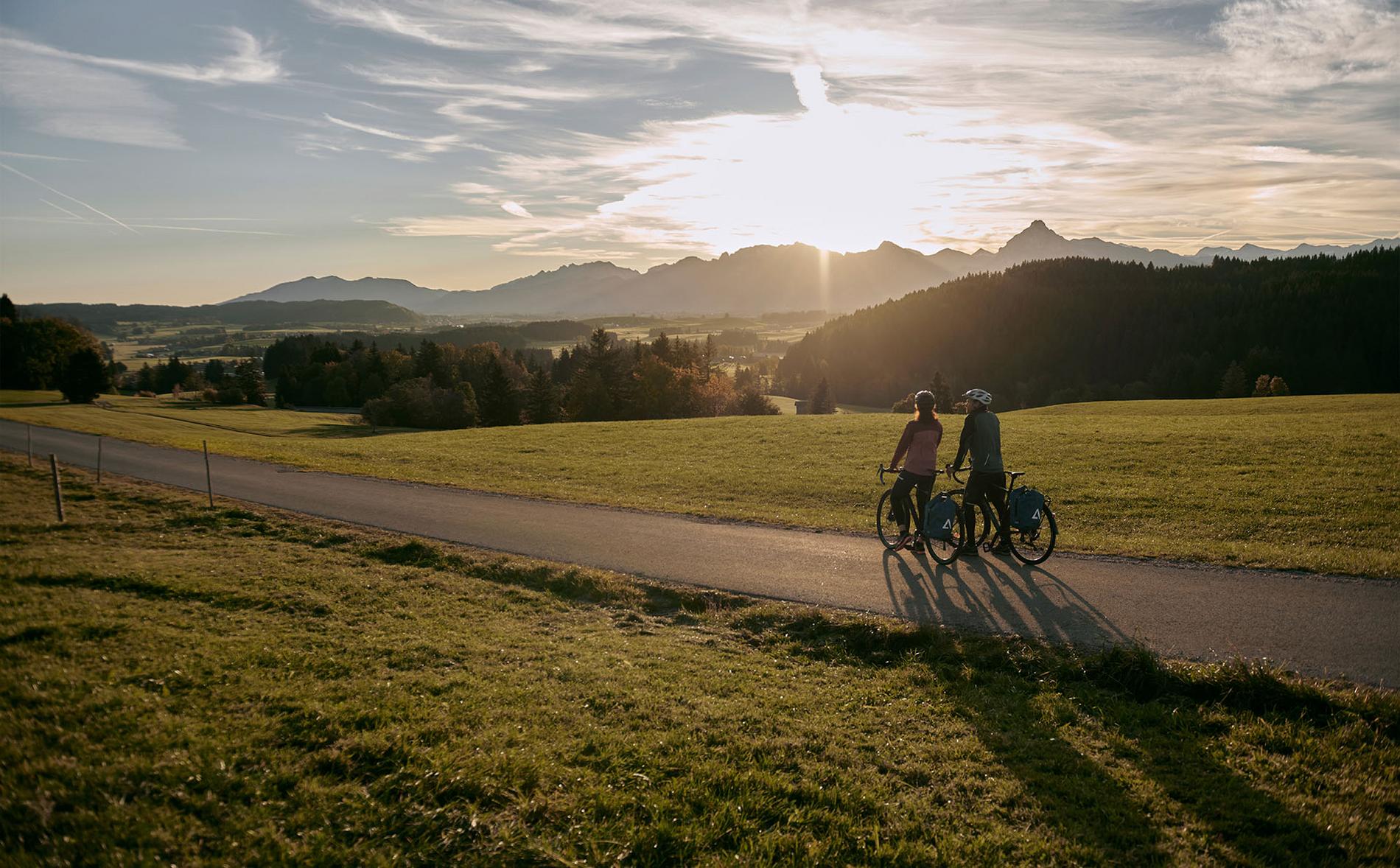 Paar blickt über die Landschaft bei Eisenberg im Allgäu