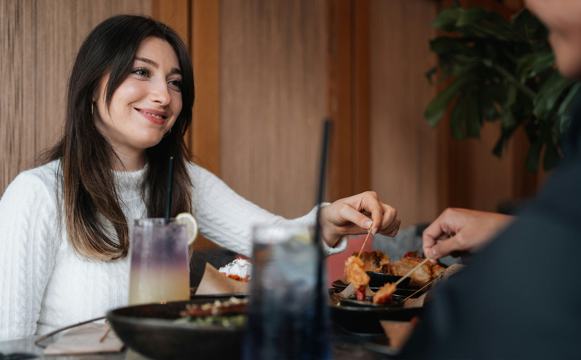 Paar genießt ein Abendessen zu zweit im Restaurant