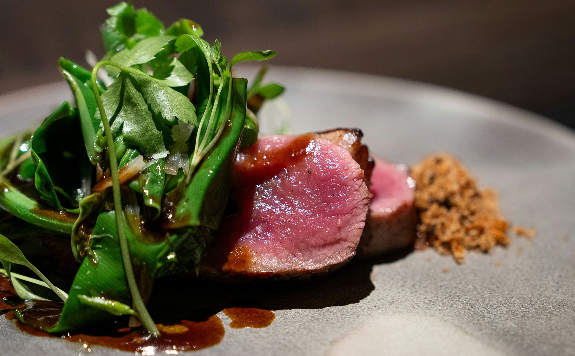 Fein angerichtete Fleisch-Hauptspeise mit Gemüse