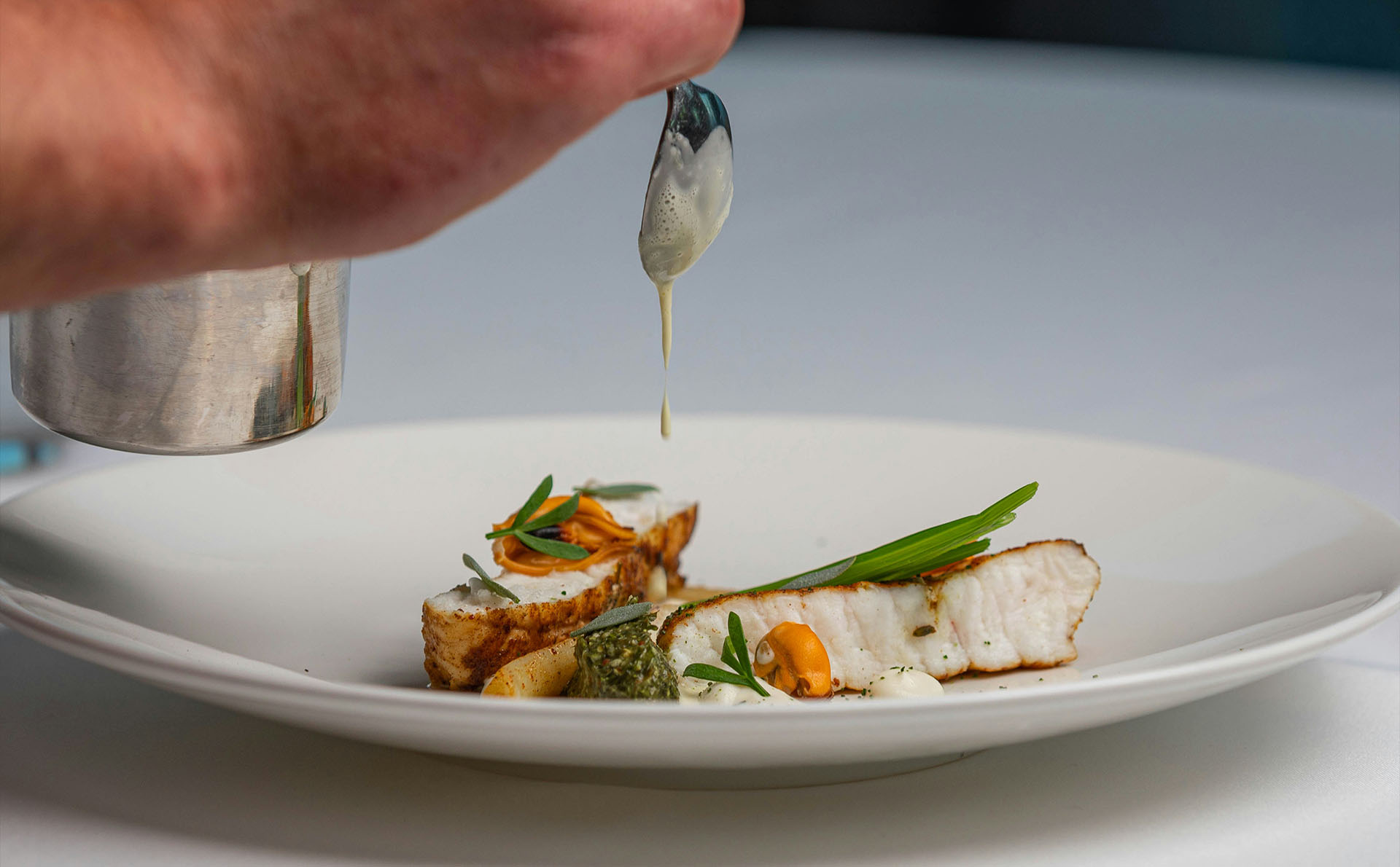 Fein angerichtetes Fischgericht im Restaurant Fanny im Allgäu