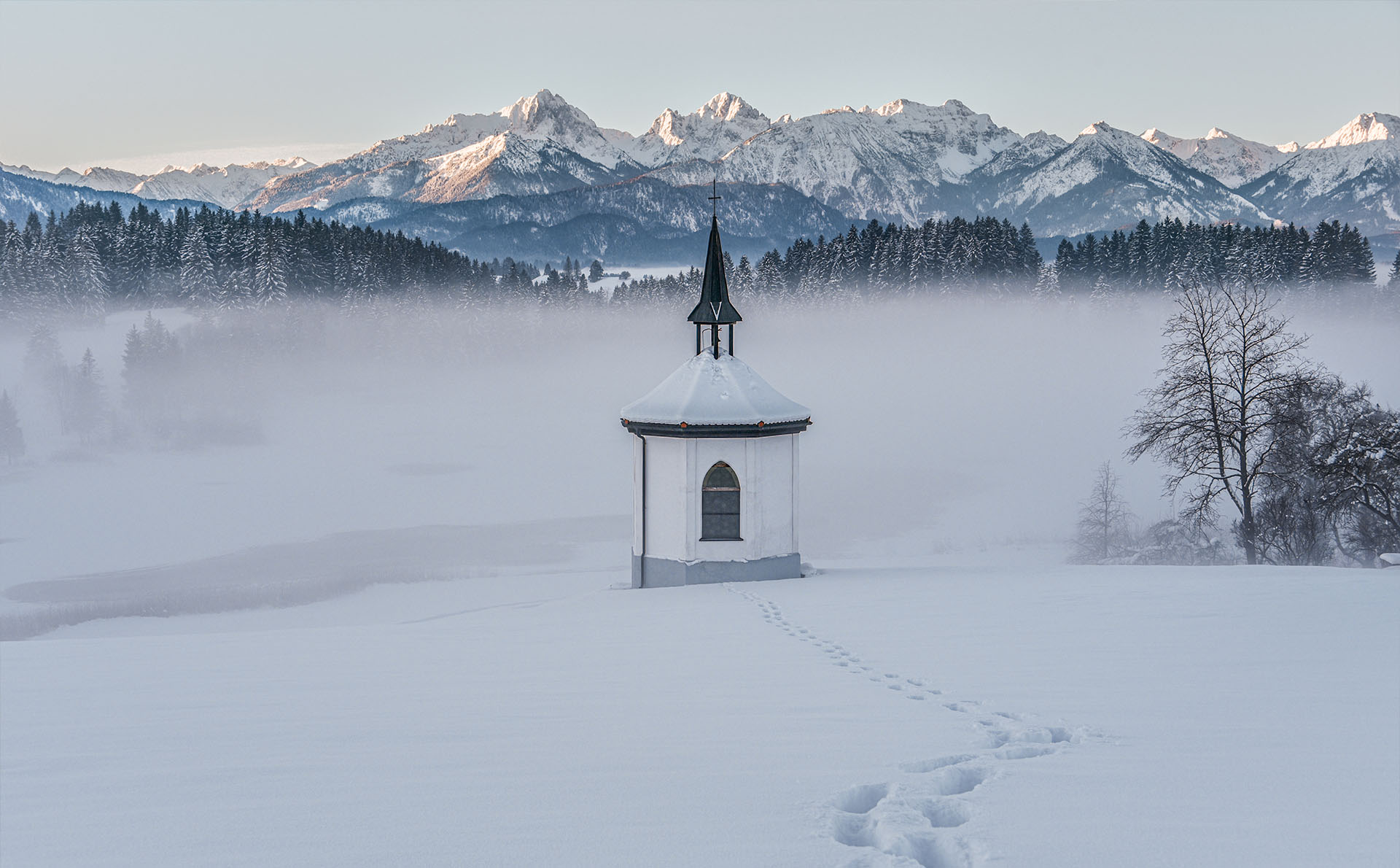 Kapelle St Antonius im Winter am Hegratsrieder See im Allgäu