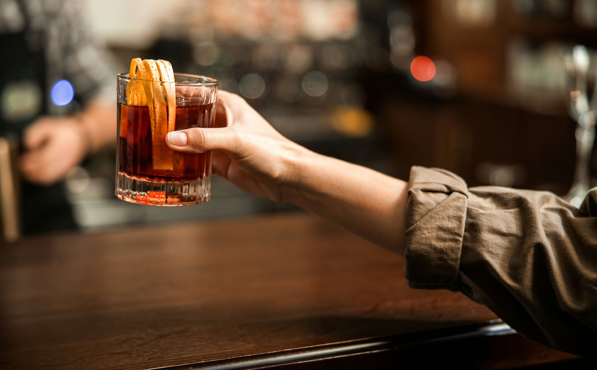 Cocktail wird an der Bar im Restaurant Xaver serviert