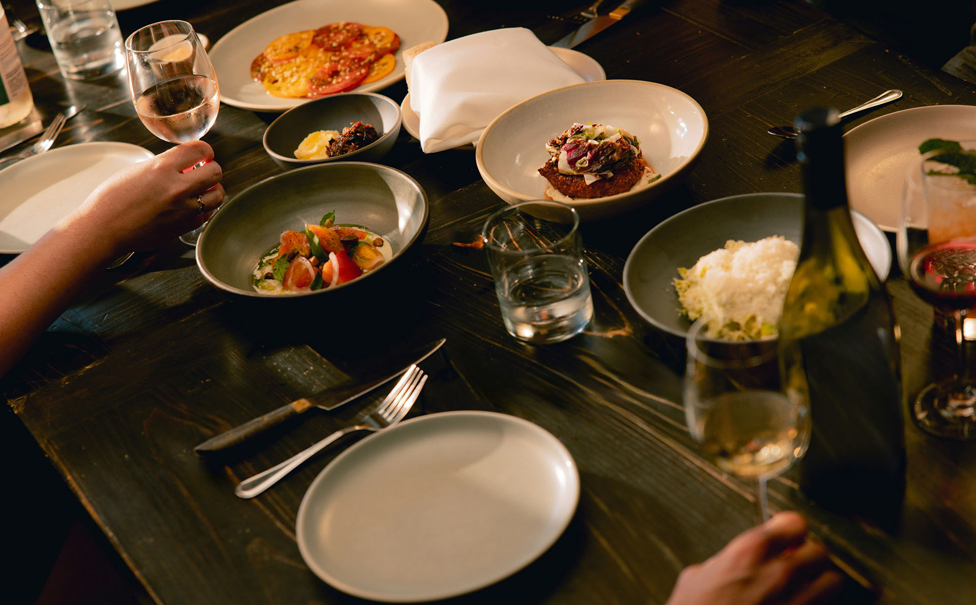 Gedeckter Tisch mit mehreren Gerichten im Restaurant Xaver