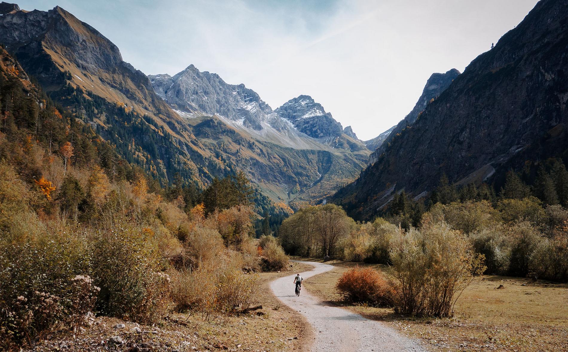 Radfahrer im Oytal im Allgäu mit Bergpanorama