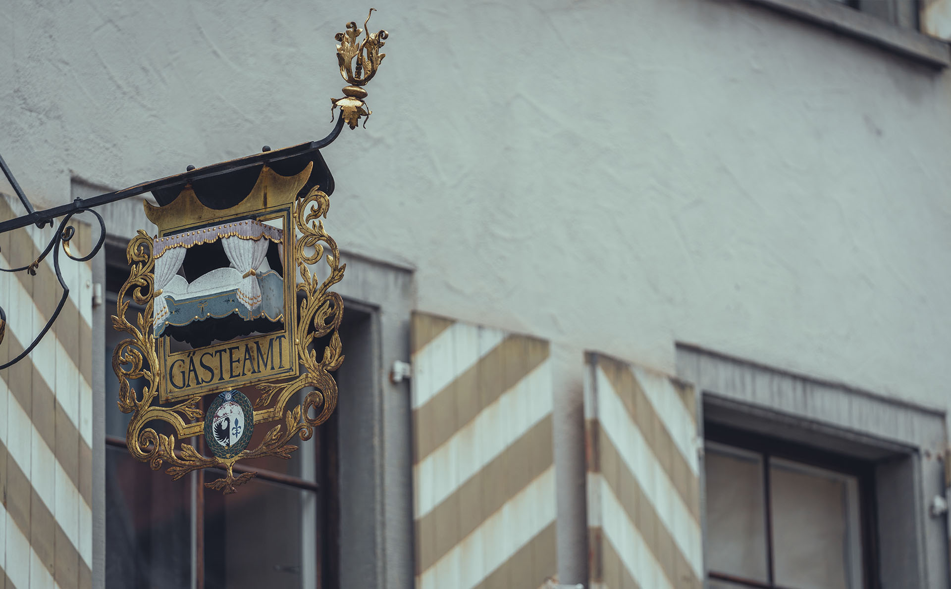 Historisches Schild des Gästeamts in der Altstadt von Isny im Allgäu
