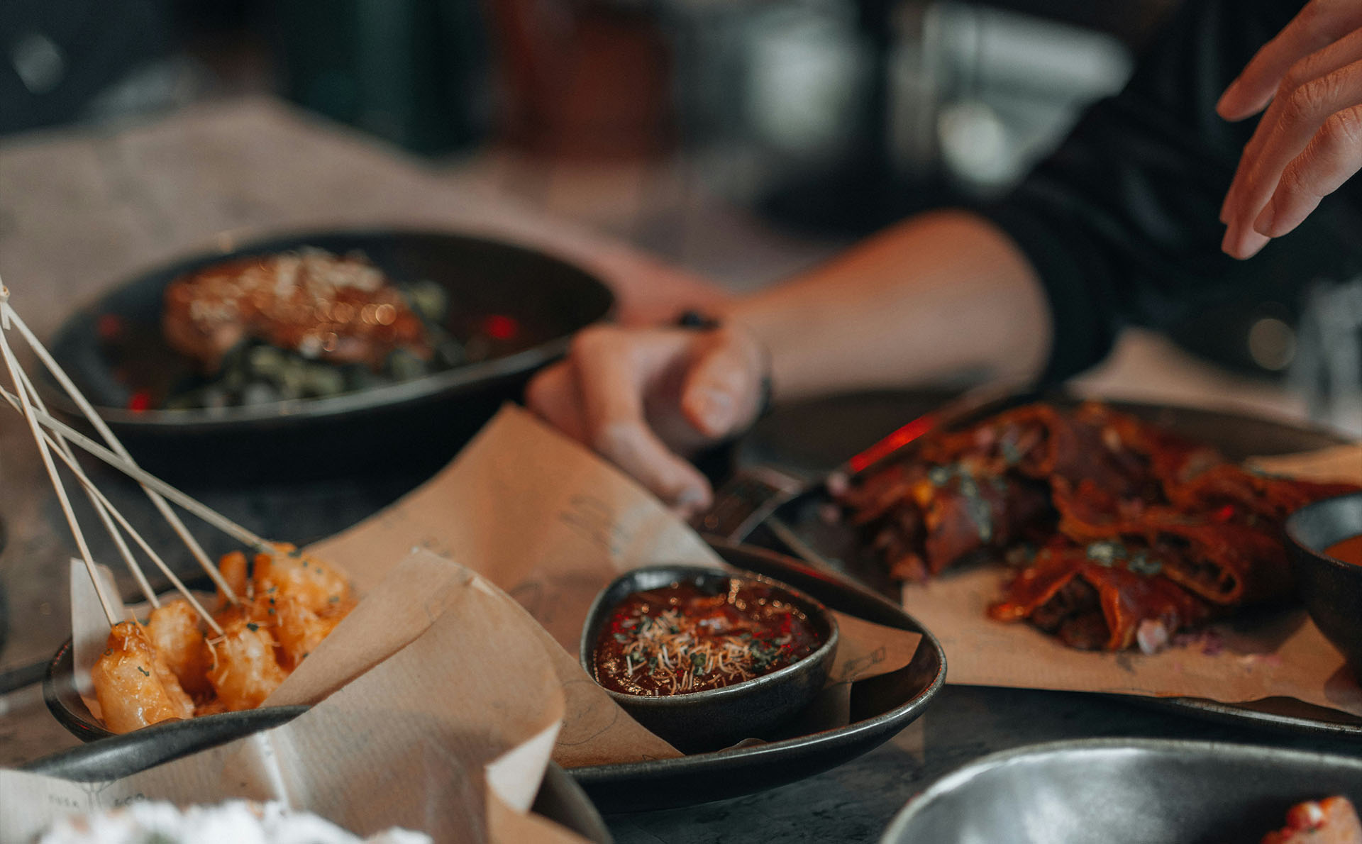 Asiatische Vorspeisen und Streetfood auf einem Tisch im Restaurant Xaver