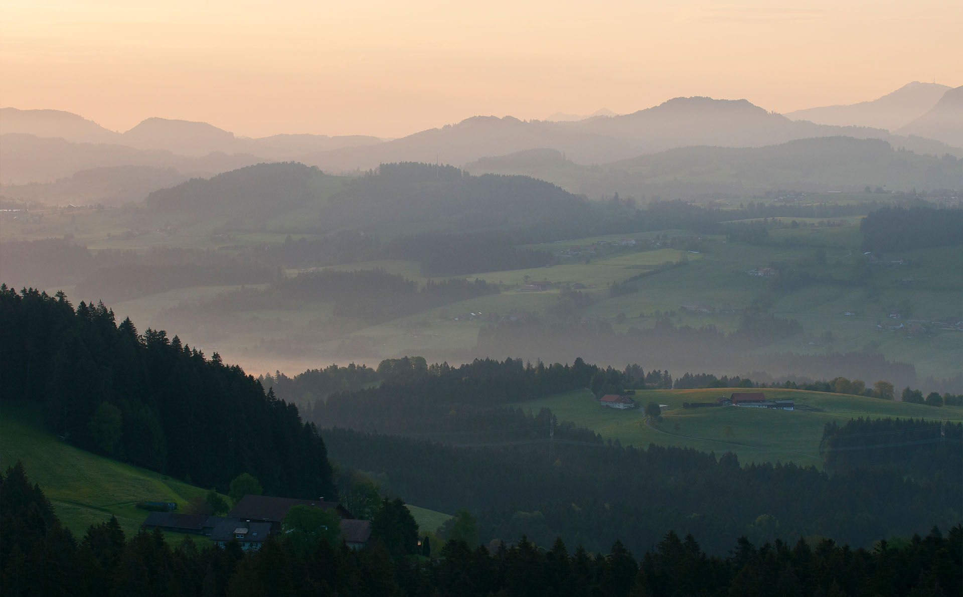 Wanderin auf dem Skywalk Scheidegg in der Allgäuer Wandertrilogie