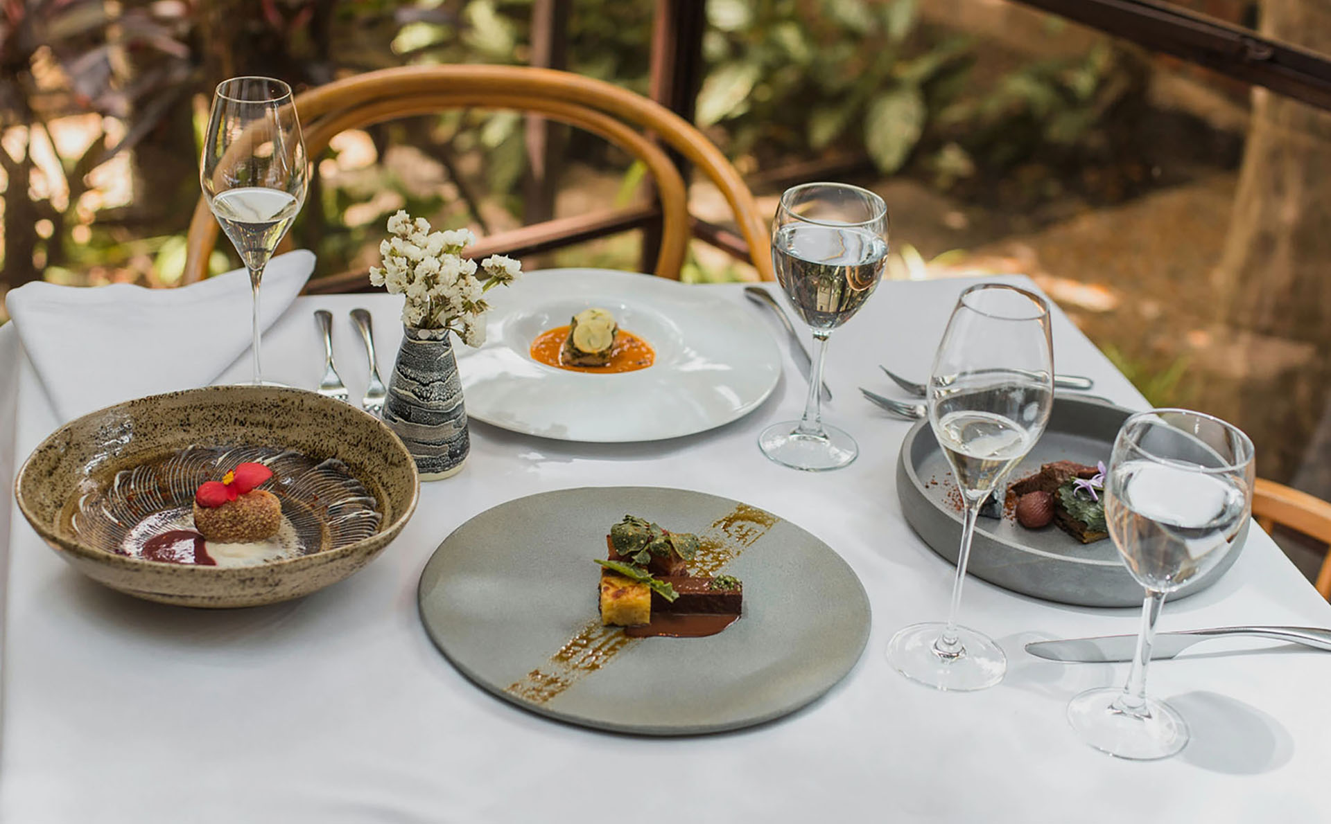 Gedeckter Tisch mit Gourmetmenü im Restaurant Fanny im Allgäu