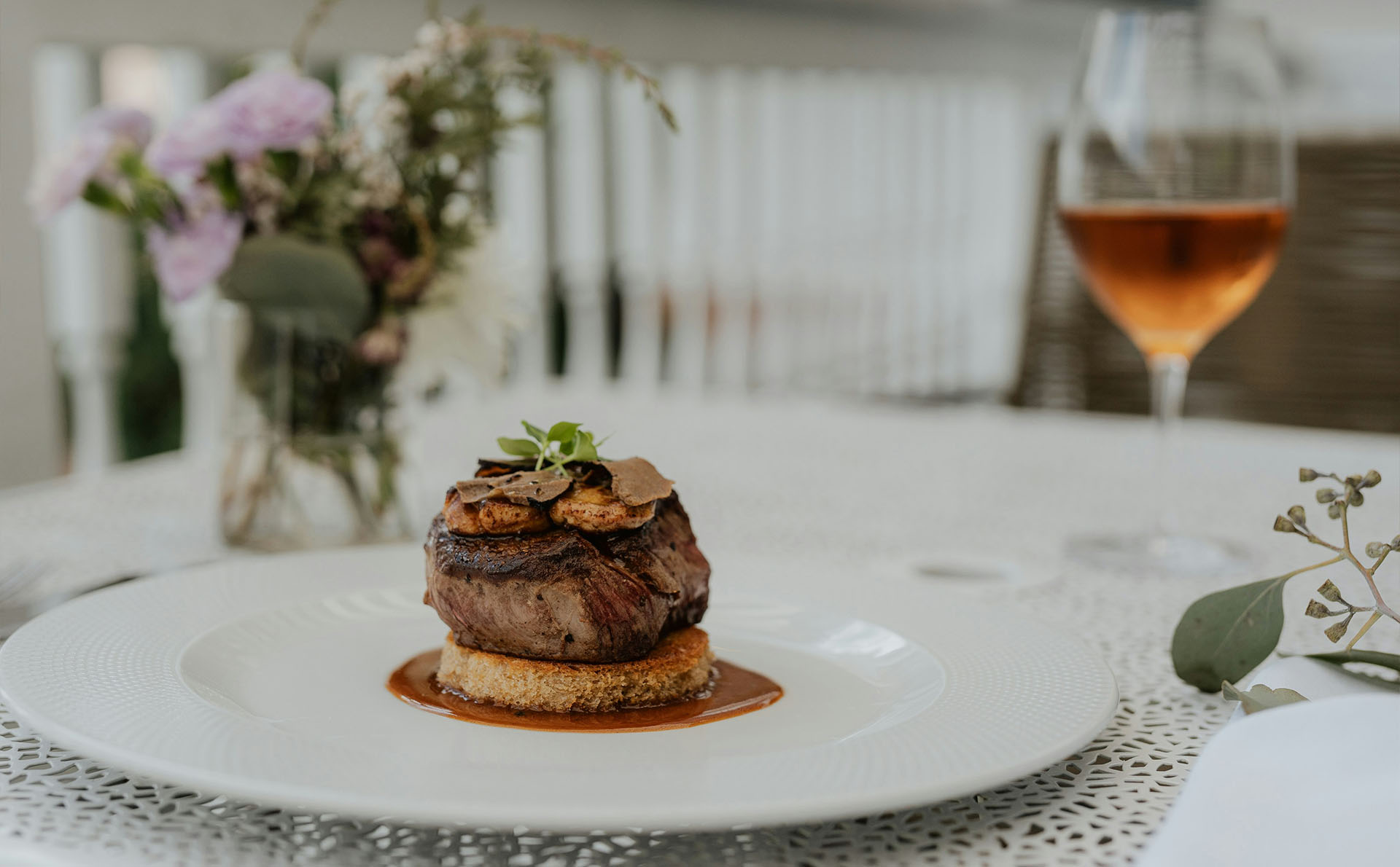 Gourmet Rinderfilet mit Sauce und Beilage im Restaurant