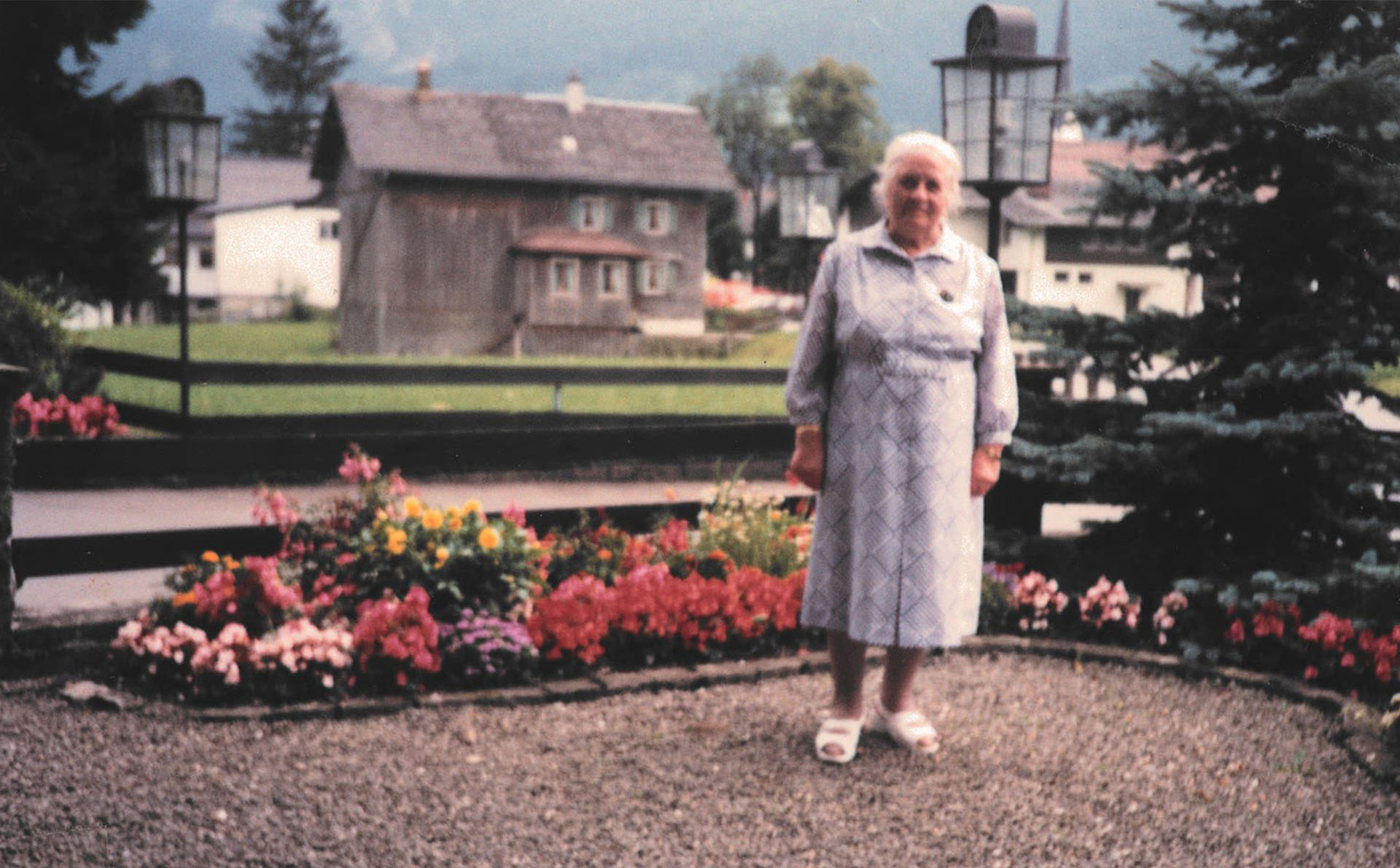 Fanny Übelhör im Garten vor Blumenbeet, historisches Foto zum 85. Geburtstag